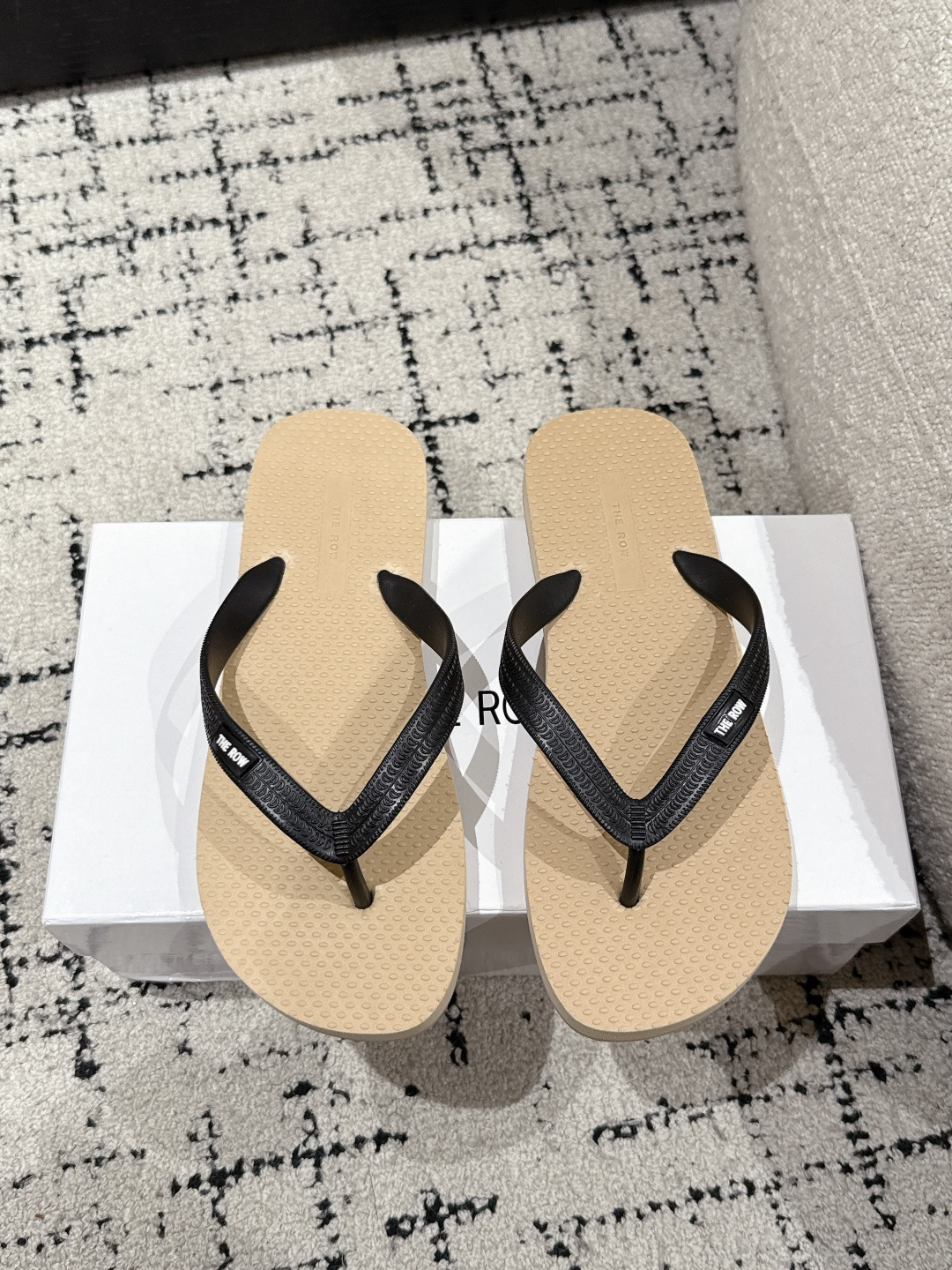 NO:254624,The row Dune 25/ Summer flip flops Niche minimalist toe clip new Dune flip flops sandals Textured footbed and lightweight rubber sole. Through the reinterpretation of the classic style, new vitality is injected into the brand. The style is simple, and the TPU black technology sole is so soft that it looks like cotton!  The rebound force is super strong, the arch of the foot is slightly supported, and the bottom of the foot will not be sore at all!  Three times wear-resistant than ordinary eva bottoms, made with gravel roads at will. Whether you pursue fashion or pay attention to comfort and quality, this flip-flop will be your best choice!  Sole TPU sole Size#35-45 (45 custom made without return or exchange), split-toe shoes, sandals19860909The row Dune 25/ 夏季人字拖 小众极简夹趾  新款Dune人字拖凉鞋 纹理感鞋床和轻质橡胶鞋底.通过对经典款式的重新诠释,为品牌注入新活力.风格简约,TPU黑科技鞋底软到像踩棉花！回弹力超强,足弓微微上托,脚板底完全不会酸！比普通eva 底耐磨三倍,石子路随便造.无论追求时尚潮流,还是注重舒适品质,这款人字拖都会是您的不二选择！ 鞋底TPU鞋底 Size#35-45(45定做不退换）,分趾鞋,sandals,Women's Shoes