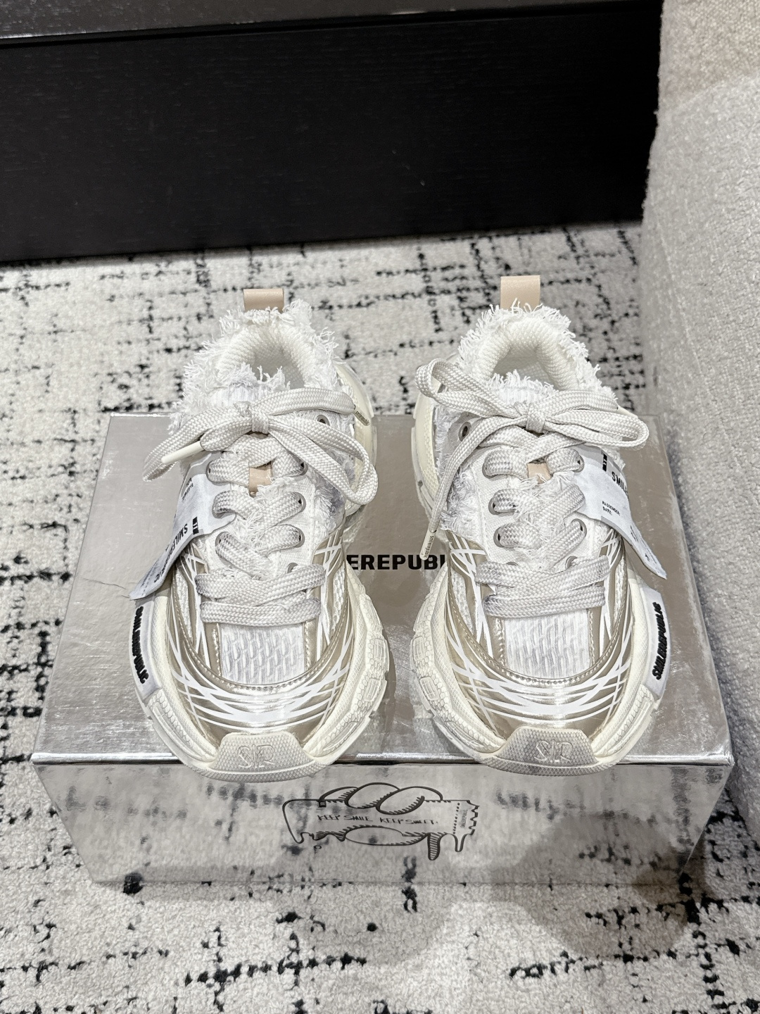 NO:254614,Men's Smile Republic 25/ New early spring style, thick sole, couple style, dad shoes, casual shoes, today's trendy elements, tidbit craftsmanship, wide belt shoes with bow texture, large toe outsole is quite antique, and when combined, it brings a strong sense of visual impact. Original custom technology leather/breathable net, inner original inner air, large open sole, super rubber soft sole, Size#35-45 (female 40.41, male 45 custom-made, non-returnable), dad shoes19860909男码 Smile Republic 25/ 早春新款 厚底 情侣款 老爹鞋 休闲鞋 今流天行素元,絮花絮工边艺,宽大带鞋蝴蝶结理纹式形呈现 大鞋头外底颇形具古复感,配搭起带来来极视的强觉冲感击 料面原版定制科技皮/透气网 内里原版透网气 大底原版开模超橡软胶底大 Size#35-45（女40.41 男45定做不退换）,老爹鞋,Women's Shoes