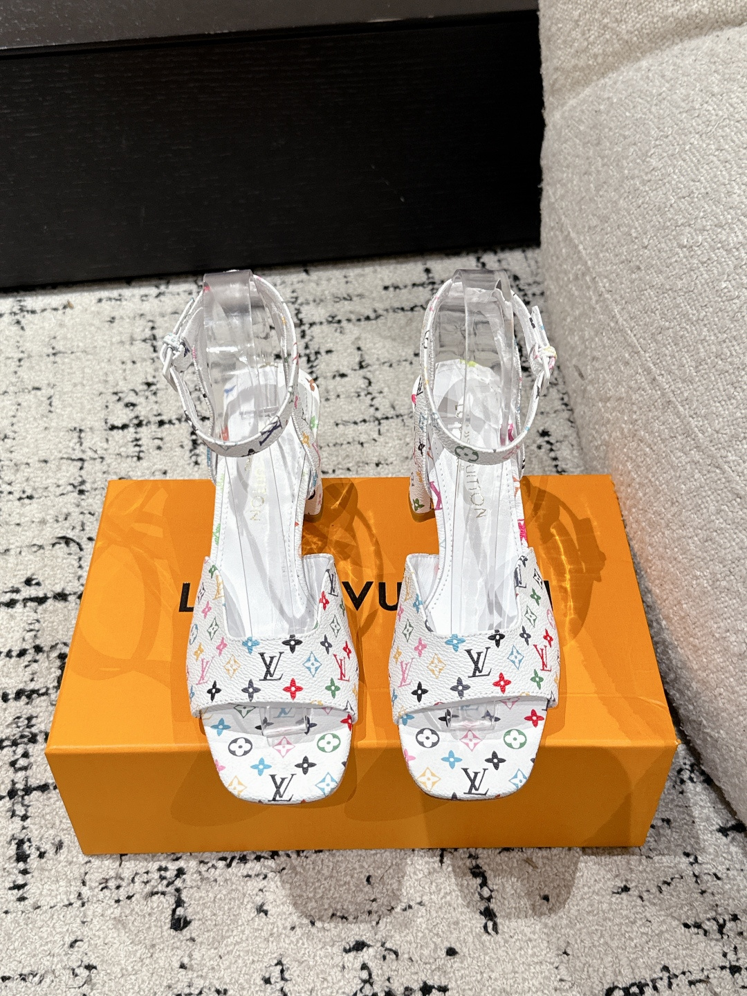 NO:263912,LOUIS VUITTON 25/ Spring and summer latest Takashi Murakami co-branded Swing latest thick heel Mary Jane high heel sandals Simple and exquisite, full of high-end feel, showing elegant temperament~ It looks so beautiful on the feet, and it is a perfect summer shoes. Imported cowhide prints on the upper. Inner: Sheepskin inner sole: Italian imported leather outsole Heel height: 8.5cm Size#35-41 (40 41 custom made without return or exchange), high heels sandals, louis vuitton, stuart weitzman, sandals, mary jane, high heels, cowhide, sheepskin, Leather soles19860909LOUIS VUITTON 25/ 春夏最新 村上隆联名 Swing最新 粗跟玛丽珍 高跟 凉鞋 简约精致,高级感满满,尽显优雅气质～ 上脚超好看,拉满了夏日美鞋绝绝子啊 鞋面进口牛皮印花 内里: 羊皮内里 大底: 意大利进口真皮大底 跟高: 8.5cm Size#35-41（40 41订做不退换）,高跟鞋凉鞋,louis vuitton,stuart weitzman,sandals,mary jane,high heels,cowhide,sheepskin,Leather soles,Women's Shoes