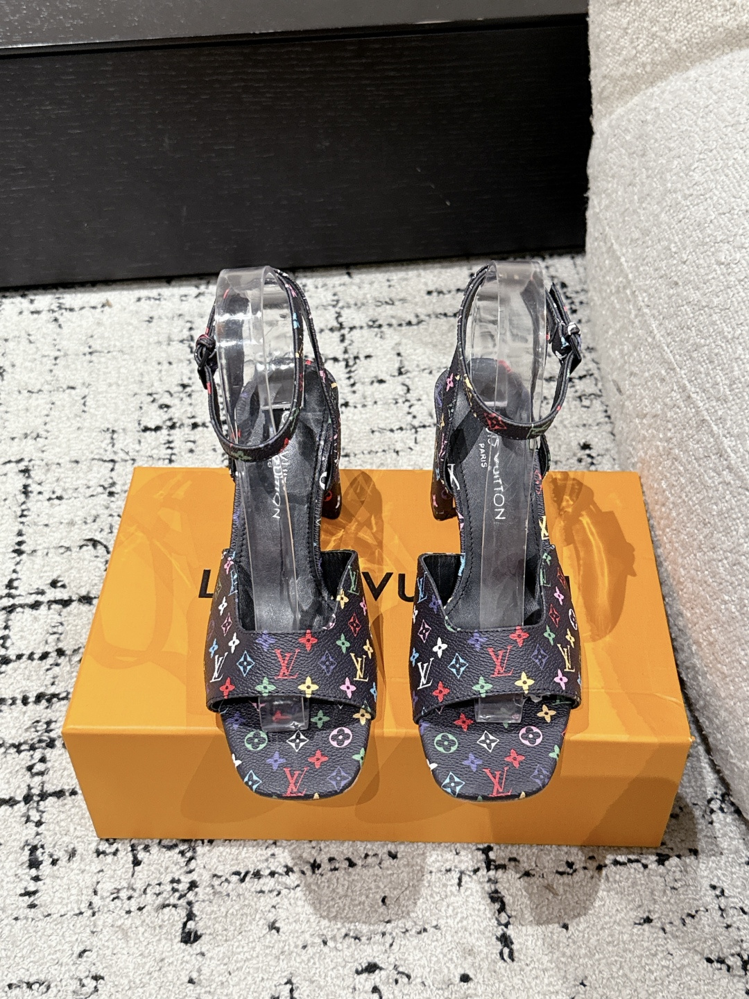 NO:440265,LOUIS VUITTON 25/ Spring and summer latest Takashi Murakami co-branded Swing latest thick heel Mary Jane high heel sandals Simple and exquisite, full of high-end feel, showing elegant temperament~ It looks so beautiful on the feet, and it is a perfect summer shoes. Imported cowhide prints on the upper. Inner: Sheepskin inner sole: Italian imported leather outsole Heel height: 8.5cm Size#35-41 (40 41 custom made without return or exchange), high heels sandals, louis vuitton, stuart weitzman, sandals, mary jane, high heels, cowhide, sheepskin, Leather soles19860909LOUIS VUITTON 25/ 春夏最新 村上隆联名 Swing最新 粗跟玛丽珍 高跟 凉鞋 简约精致,高级感满满,尽显优雅气质～ 上脚超好看,拉满了夏日美鞋绝绝子啊 鞋面进口牛皮印花 内里: 羊皮内里 大底: 意大利进口真皮大底 跟高: 8.5cm Size#35-41（40 41订做不退换）,高跟鞋凉鞋,louis vuitton,stuart weitzman,sandals,mary jane,high heels,cowhide,sheepskin,Leather soles,Women's Shoes