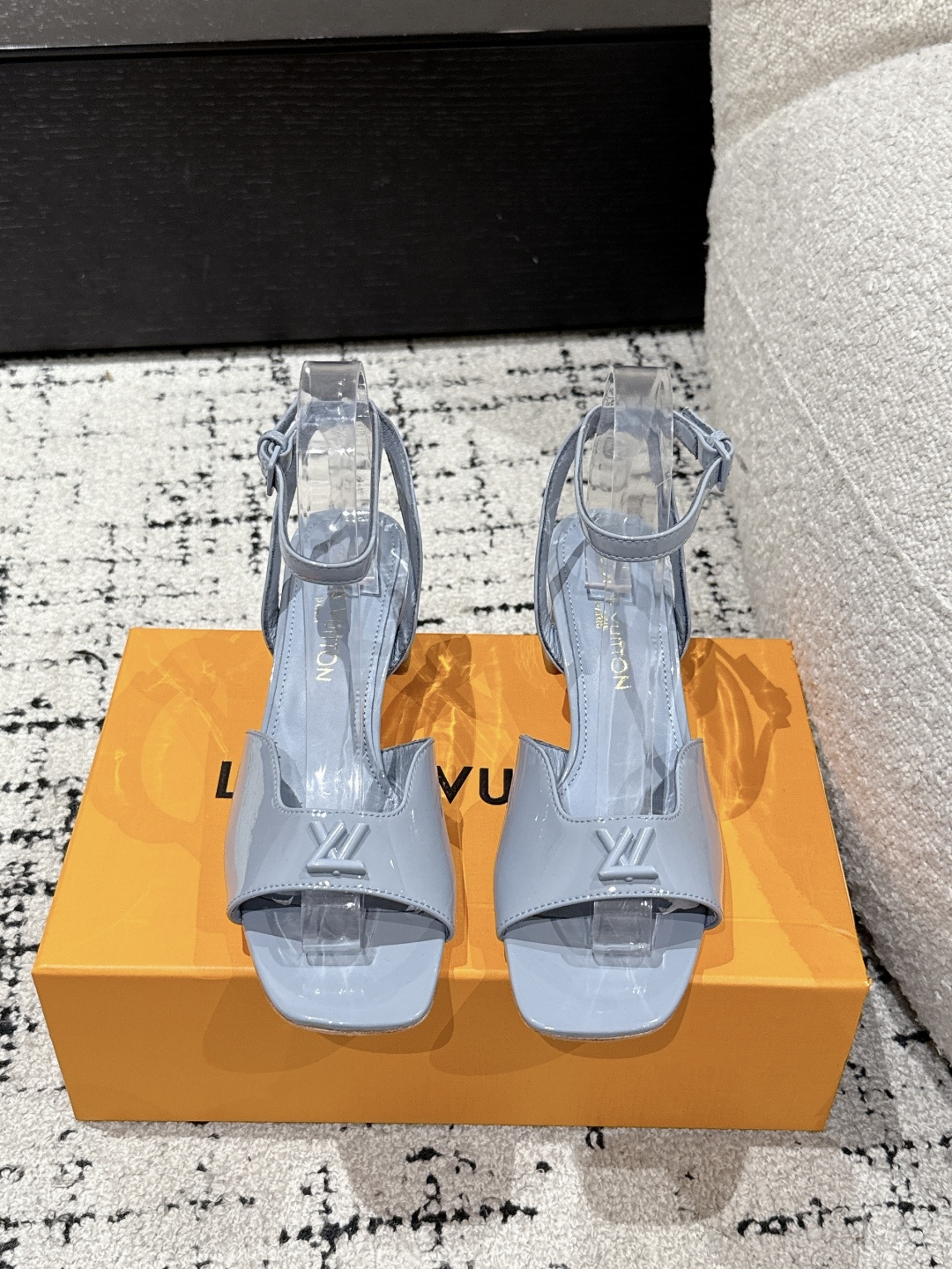 NO:263914,LOUIS VUITTON 25/ Spring and summer latest Takashi Murakami co-branded Swing latest thick heel Mary Jane high heel sandals Simple and exquisite, full of high-end feel, showing elegant temperament~ It looks super beautiful on the feet, and it is a perfect summer shoes. Upper imported cowhide print/ Patent leather Inner: Sheepskin inner outsole: Italian imported genuine leather outsole Heel height: 5.5cm Size#35-41 (40 41 custom made without return or exchange), high heels sandals, louis vuitton, stuart weitzman, sandals, mary jane, high heels, cowhide, sheepskin, Leather soles19860909LOUIS VUITTON 25/ 春夏最新 村上隆联名 Swing最新 粗跟玛丽珍 高跟 凉鞋 简约精致,高级感满满,尽显优雅气质～ 上脚超好看,拉满了夏日美鞋绝绝子啊 鞋面进口牛皮印花/ 漆皮 内里: 羊皮内里 大底: 意大利进口真皮大底 跟高: 5.5cm Size#35-41（40 41订做不退换）,高跟鞋凉鞋,louis vuitton,stuart weitzman,sandals,mary jane,high heels,cowhide,sheepskin,Leather soles,Women's Shoes