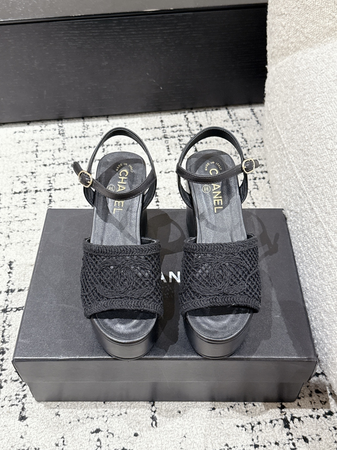 NO:440218,CHANEL Xiaoxiang 25/ Spring and Summer Mesh Knitted Camellia Double C Thick Sole Sandals Mesh Rhinestone Double C Thick Water Table Sandals, I really love this season's spring style!  Mesh gauze is looming, sexy and sweet~ you can easily control shopping, dates, and commuting! Paired with skirts or jeans, it is full of fashion sense! Fabric: pure hand-knitted foot pad: sheepskin Heel height: 8.5cm Size: #35-41 (40.41 custom made without return), sandals, chanel, sandals, skirts, jeans, sheepskin19860909CHANEL小香 25/ 春夏 网纱针织 山茶花双C 厚底 凉鞋 网纱水钻双C厚水台凉鞋,这一季的春款真的太爱了！网纱若隐若现 性感又不失甜美~逛街、约会、通勤都都能轻松驾驭!搭配裙子或牛仔裤,时尚感爆棚! 面料: 纯手工针织 垫脚: 羊皮 跟高: 8.5cm Size: #35-41(40.41定做不退换）,凉鞋,chanel,sandals,skirts,jeans,sheepskin,Women's Shoes