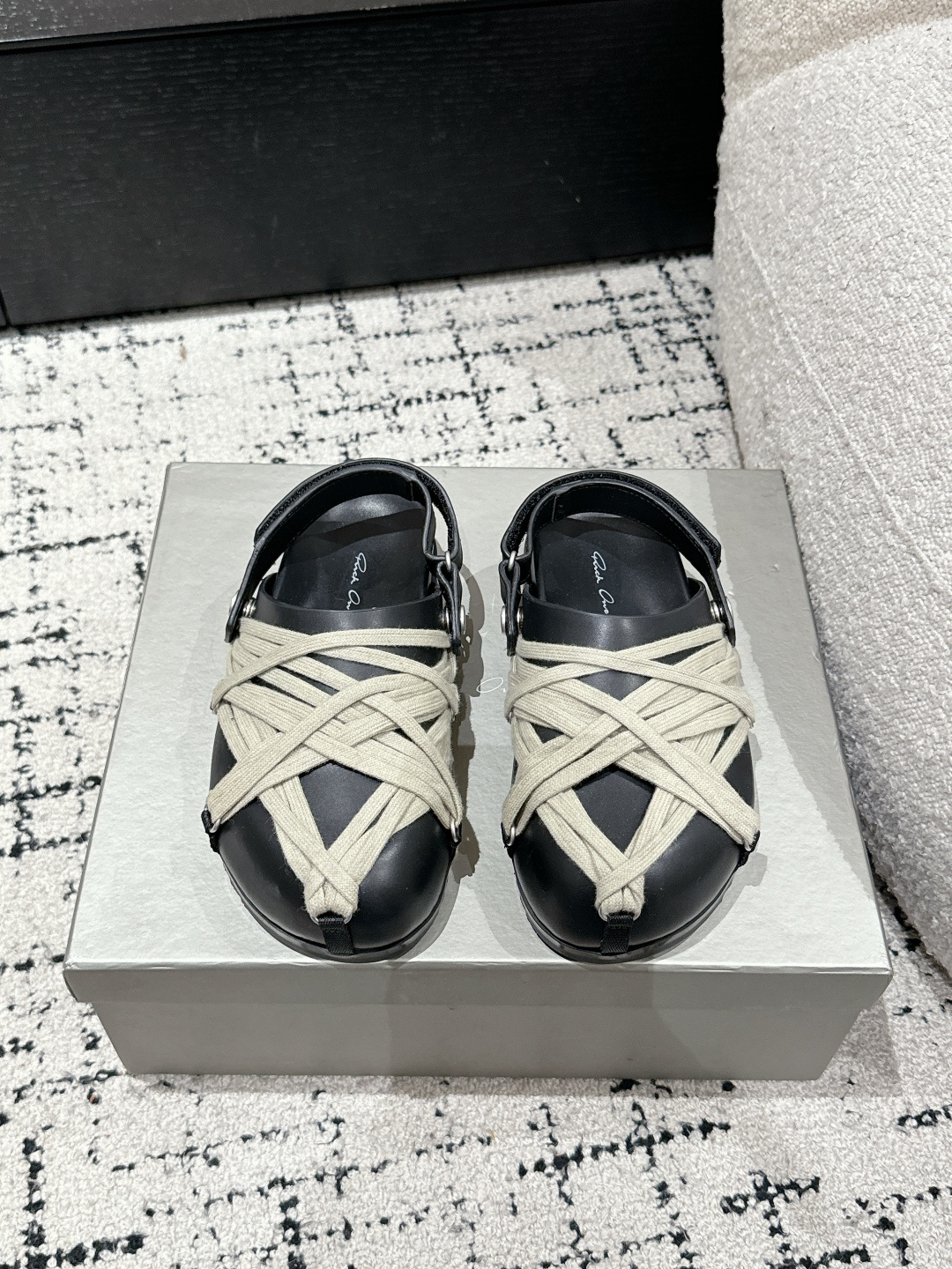 NO:440240,Men's Rick Owens 25/ Latest Couple Model Curved Baotou Birken Semi-Travel Megalace Mule Granola Dark Pioneer Pentagram Crazy Lace Style Family Logo Design. Cowhide quad buckle rear strap can be removed, and Velcro belt can also be adjusted to tightness at will. Unlock different ways of wearing fabrics: black matte calfskin/black horsehair inner cowhide large bottom original pu foam/rubber combination large bottom Size#women 35-40 men 40-45 (female 40 men 45 custom-made non-return and exchange), semi-Travel, cowhide19860909男 Rick Owens 25/ 最新 情侣款 弧形 包头 勃肯 半拖 Megalace mule granola暗黑先锋五芒星疯狂系带款家族标识设计.牛皮四合扣後帶還可以拆卸,魔术貼皮帶還可以隨意調節鬆緊.解鎖不同穿搭方式 面料: 黑色哑光小牛皮/黑色马毛 内里牛皮 大底原版pu发泡/橡胶组合大底 Size#女35-40男40-45 (女40男45定做不退换）,半拖,cowhide,Women's Shoes