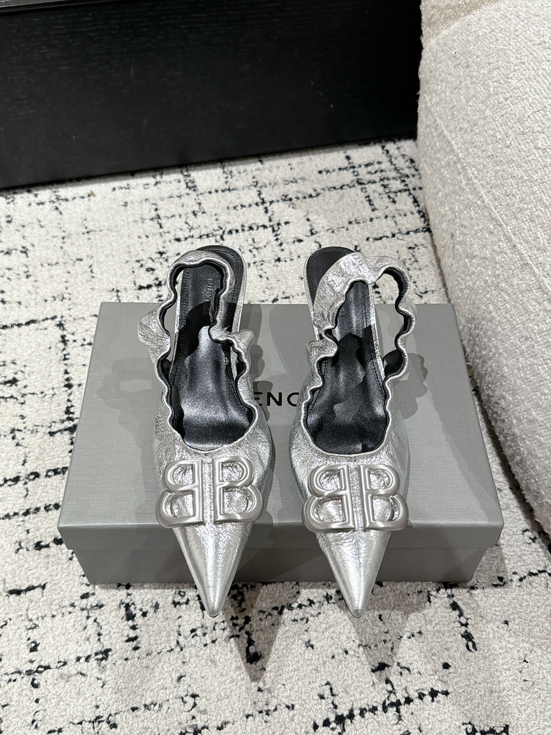 NO:263932,#Top version Balenciaga 25s/Balenciaga Spring and summer new style, double B-button pointed toe, sandals, single shoes, high heels The high heels produced by Balenciaga are very good at grasping the hearts of women!  It's so beautiful!  The feet are shining brightly!  And it's very versatile!  This year's new models start to appear in bright and bright colors!  I also hope that women are bright!  !  Imported butter leather made of material, Neli sheep, Outsole, Italian imported leather, Size#35-42 (40 41 42, customized, non-return, exchange), sandals, balenciaga, balenciaga, sandals, high heels, Leather soles19860909#顶级版本 Balenciaga 25s/巴黎世家 春夏新款 双B 扣尖头 凉鞋 单鞋 高跟鞋 巴黎世家出的高跟鞋都很会拿捏女人心！简直美呆了！ 上脚熠熠生辉！而且也很百搭！今年的新款开始出现明亮鲜艳的颜色！也希望女性都明媚！！ 材质进口牛油皮 内里羊里 大底意大利进口真皮大底 Size#35-42（40 41 42订做不退换）,凉鞋,balenciaga,balenciaga,sandals,high heels,Leather soles,Women's Shoes