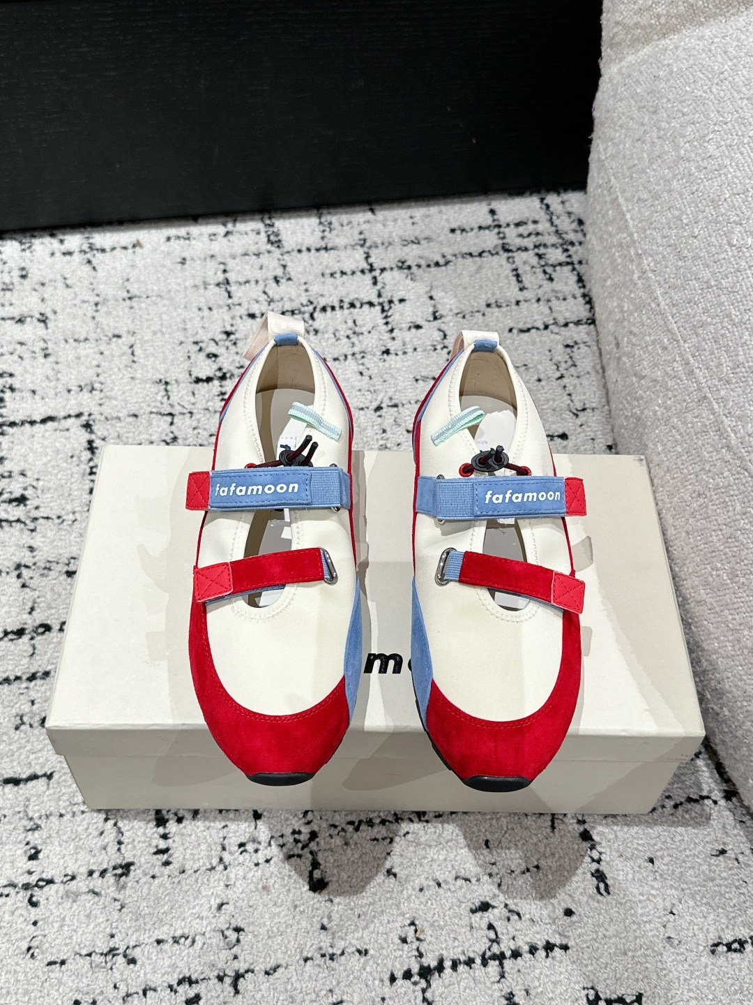 NO:263935,Fafamoon niche trendy brand 25/spring and summer new style Mary Jane Velcro Forrest Gump shoes Sports shoes So beautiful!  The big hits are coming again, the Velcro design is really cute!  The latest hit, avant-garde and bold design, the style is integrated into the simple lines of this thick-soled canvas sneaker, and the chic logo is decorated on the tongue and back of the shoe, embellished with retro design, adding iconic elements!  Thick sole design defines avant-garde modern style. Original sheep suede with breathable and high elastic fabric. Inner sheepskin. Original open-molded anti-slip rubber outsole. Size#35-40 (40 custom-made, non-returning and replacement), casual shoes/sports shoes, mary jane, sneakers, sheepskin, chamois leather19860909Fafamoon 小众潮牌 25/春夏新款 玛丽珍 魔术贴 阿甘鞋 运动鞋 太好看啦！大爆款再次来袭,魔术贴的设计真的是可可爱爱！最新爆款 前卫大胆的设计,风格融于此款厚底帆布运动鞋的简约线条, 别致徽标饰于鞋舌与背面,点缀复古设计,平添标志性元素！厚底设计定义前卫的现代风格 面料原版羊麂皮搭配透气高弹面料 内里羊皮 鞋底原版开模防滑橡胶大底 Size#35-40（40定制不退换）,休闲鞋/运动鞋,mary jane,sneakers,sheepskin,chamois leather,Women's Shoes