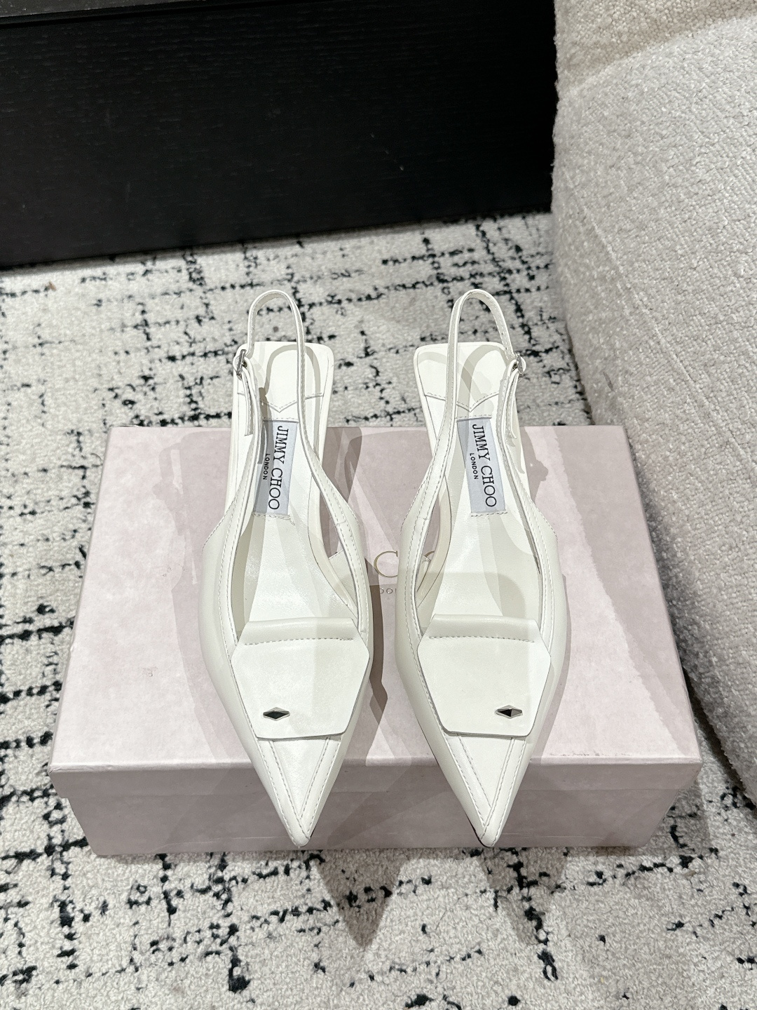 NO:440251,Jimmy Choo Jimmy Week 25/ Latest Frances pointed toe buckle, slim heels, high heels, Song Qian's same style, encounter luxury. Not only a pair of shoes, but also a work of art. It carries exquisite craftsmanship and fashion aesthetics, and is an indispensable treasure in every woman's shoe cabinet that pursues quality and style. Wear it, start your own fashion legendary journey, and let every step out of the bright stars!  Fabric: Original cowhide Sole: genuine leather outsole Heel height: 6cm Size: #35-40 (40 custom made without return or exchange), sandals, jimmy choo, jimmy choo, sandals, high heels, cowhide, Leather soles19860909Jimmy Choo吉米周 25/ 最新 Frances 尖头搭扣 细跟 高跟鞋 宋茜同款 邂逅奢华 不仅仅是一双鞋子,更是一件艺术品,它承载着精湛工艺与时尚美学,是每位追求品质与风格的女性鞋柜中不可或缺的珍藏.穿上它,开启属于你的时尚传奇之旅,让每一步都踏出璀璨星光！ 面料: 原版牛皮 鞋底: 真皮大底 跟高: 6cm Size: #35-40（40定做不退换）,凉鞋,jimmy choo,jimmy choo,sandals,high heels,cowhide,Leather soles,Women's Shoes