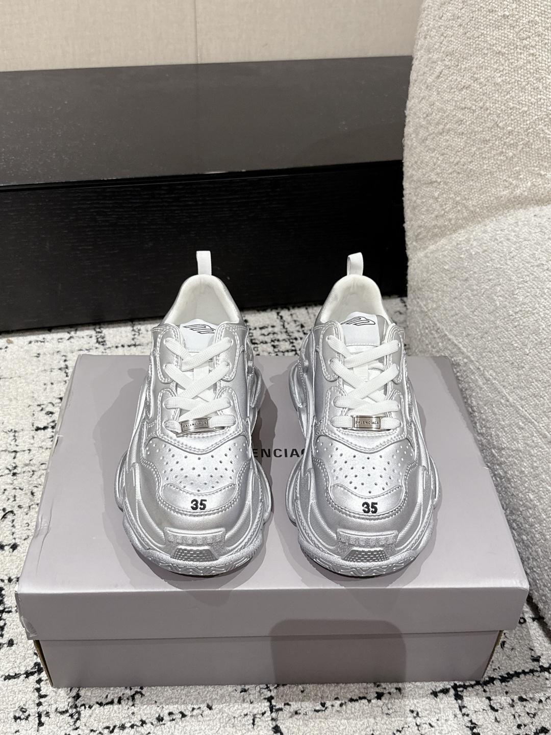 NO:241384,#Top version Balenciaga 25/ Triple S Lace-up round toe for aging Women's casual dad shoes Original purchase and development Continue the trend of running shoes for aging dad shoes, whether it is in the appearance or comfort and lightness, it is taken to the next level. It is versatile and comfortable. There is nothing to say about the foot!  Fabric: Original cowhide Inner: Original custom breathable mesh Fighting: Original injection molded foot pad Sole: Open molded rubber sole Size: #35-40, Daddy shoes, balenciaga, balenciaga, cowhide19860909#顶级版本 Balenciaga巴黎世家 25/ Triple S 系带圆头做旧 女款 休闲 老爹鞋 原版购入开发 延续潮流跑鞋做旧老爹鞋,不管是从外观还是舒适轻盈度都更上一个台阶,百搭 舒适 上脚没得说！ 面料: 原版牛皮 内里: 原版定制透气网 垫脚: 原版注塑成型垫脚 鞋底: 开模组合橡胶底 Size: #35-40,老爹鞋,balenciaga,balenciaga,cowhide,Women's Shoes