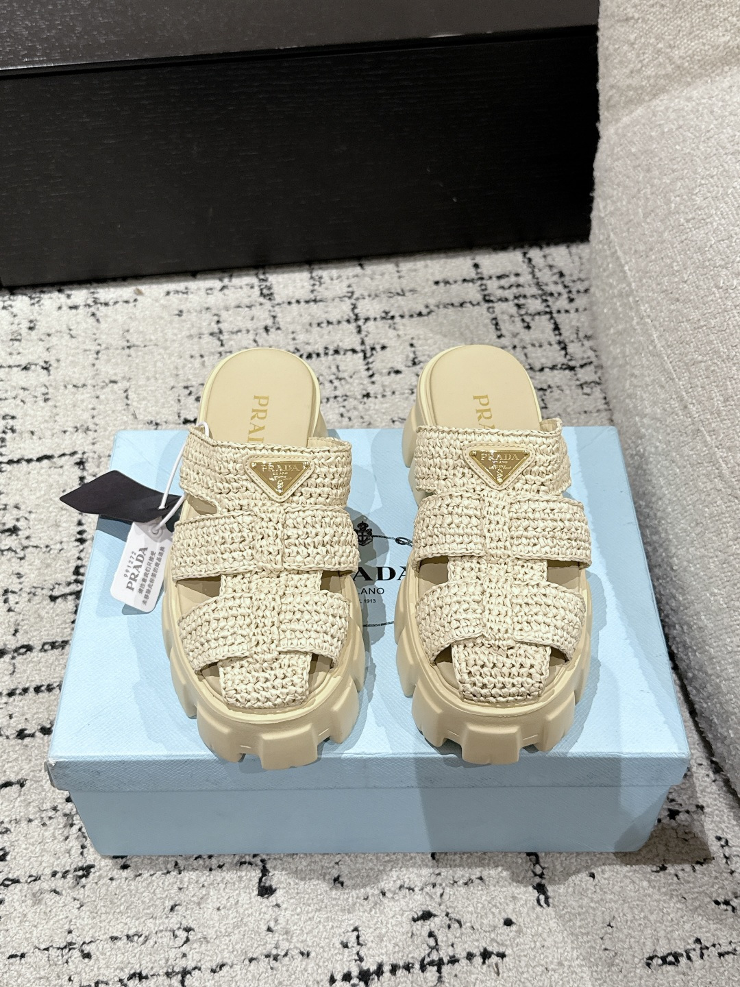NO:263926,#Top version of prada Prada 25/ New style Roman woven toe, thick sole, sponge cake, sandals The rhythm of the counter being out of stock as soon as it is on. There are so many internet celebrity fashion bloggers planting grass. It is really comfortable to put on your feet, delicate, comfortable and not monotonous!  The perfect match for small girls. Don't miss it. Upper: pure hand-crochet foot pad: sheepskin foot pad Sole: original foam light sole Size: #35-41 (40.41 custom made without return or exchange), semi-trail, prada, prada, sandals, sheepskin19860909#顶级版本 prada普拉达 25/ 新款 罗马编织包头 厚底 松糕 凉鞋 专柜一上就断货的节奏 超级多的网红时尚博主种草 上脚真的太舒服了,细腻舒适又不单调！小个子女生的绝配呀 不要错过 . 鞋面: 纯手工钩针编织 垫脚: 羊皮垫脚 鞋底: 原版发泡轻便底 Size: #35-41 (40 .41订做不退换）,半拖,prada,prada,sandals,sheepskin,Women's Shoes