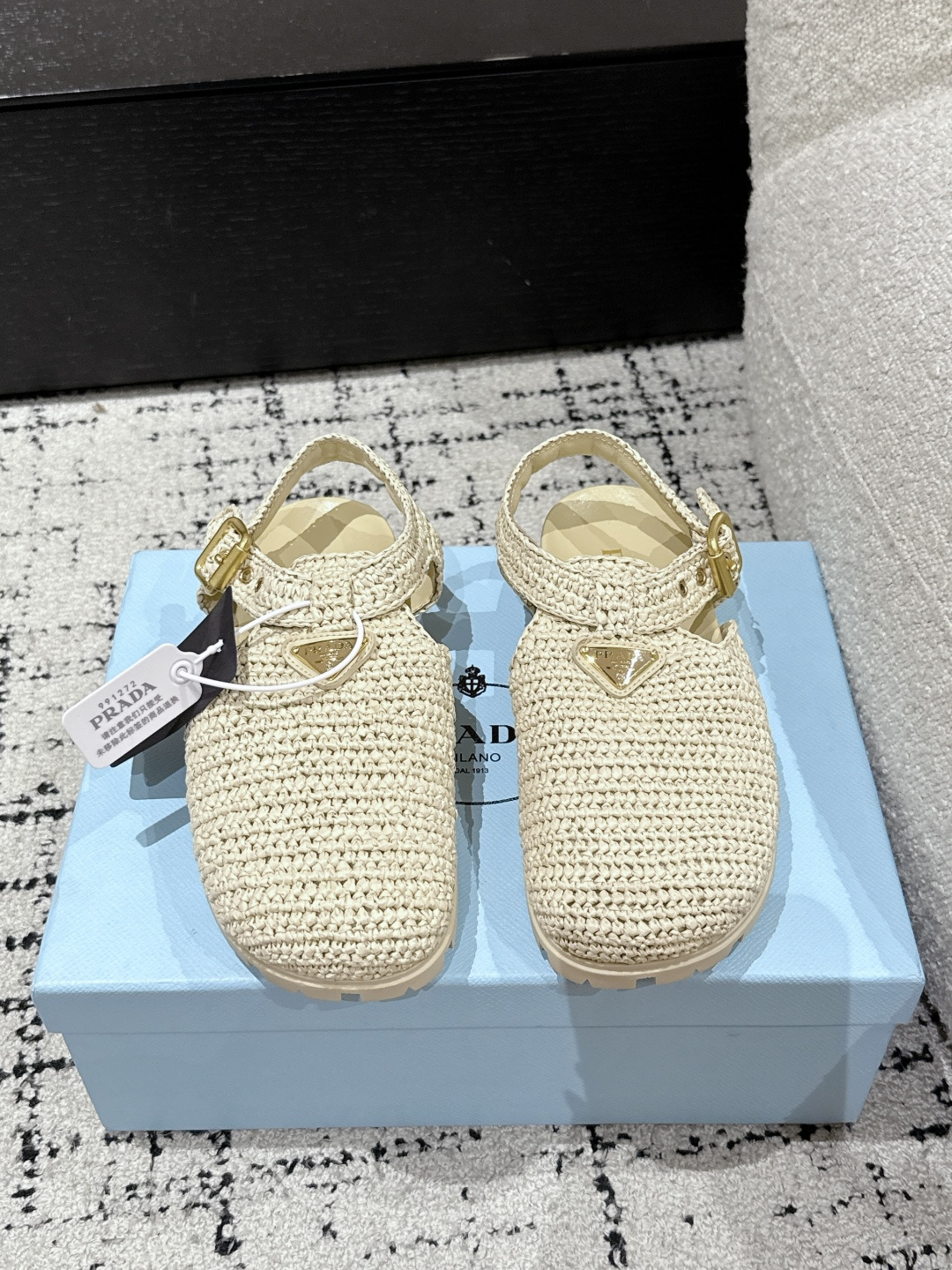 NO:263943,#Top version of prada Prada 25/ New Roman woven sandals The rhythm of the counter being out of stock as soon as it is on. There are so many internet celebrity fashion bloggers planting grass. It’s really comfortable to put on your feet, delicate, comfortable and not monotonous!  All major internet celebrities are good!  Upper: Pure hand-crochet foot pad: Sheepskin foot pad Sole: Original Tpu sole Size: #35-41 (40.41 custom made without return), sandals, prada, prada, sandals, sheepskin19860909#顶级版本 prada普拉达 25/ 新款 罗马编织包头 凉鞋 专柜一上就断货的节奏 超级多的网红时尚博主种草 上脚真的太舒服了,细腻舒适又不单调！各大网红明星都有上脚！ 鞋面: 纯手工钩针编织 垫脚: 羊皮垫脚 鞋底: 原版Tpu底 Size: #35-41 (40 .41订做不退换）,凉鞋,prada,prada,sandals,sheepskin,Women's Shoes