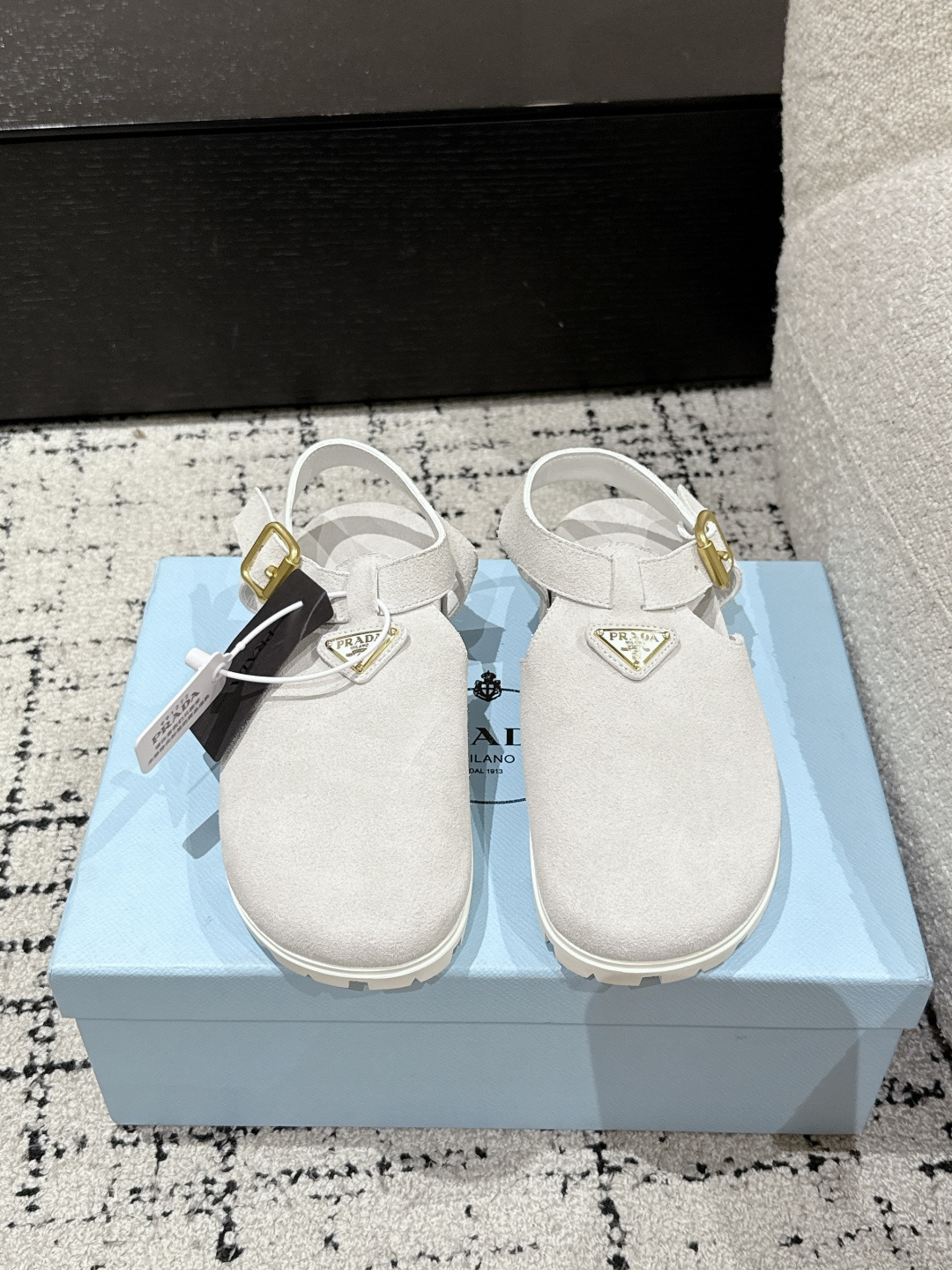 NO:263945,#Top version of prada Prada 25/ New Baotou Birken Sandals The rhythm of the counter being out of stock as soon as it is launched. There are so many internet celebrity fashion bloggers planting grass. It is really comfortable to put on your feet, delicate, comfortable and not monotonous!  All major internet celebrities are good!  Upper: Imported beef velvet oil edge Floor pad: Sheepskin foot pad Sole: Original Tpu sole Size: #35-41 (40.41 custom made without return or exchange), sandals, prada, prada, sandals, sheepskin19860909#顶级版本 prada普拉达 25/ 新款 包头 勃肯 凉鞋 专柜一上就断货的节奏 超级多的网红时尚博主种草 上脚真的太舒服了,细腻舒适又不单调！各大网红明星都有上脚！ 鞋面: 进口牛绒油边 垫脚: 羊皮垫脚 鞋底: 原版Tpu底 Size: #35-41 (40 .41订做不退换）,凉鞋,prada,prada,sandals,sheepskin,Women's Shoes