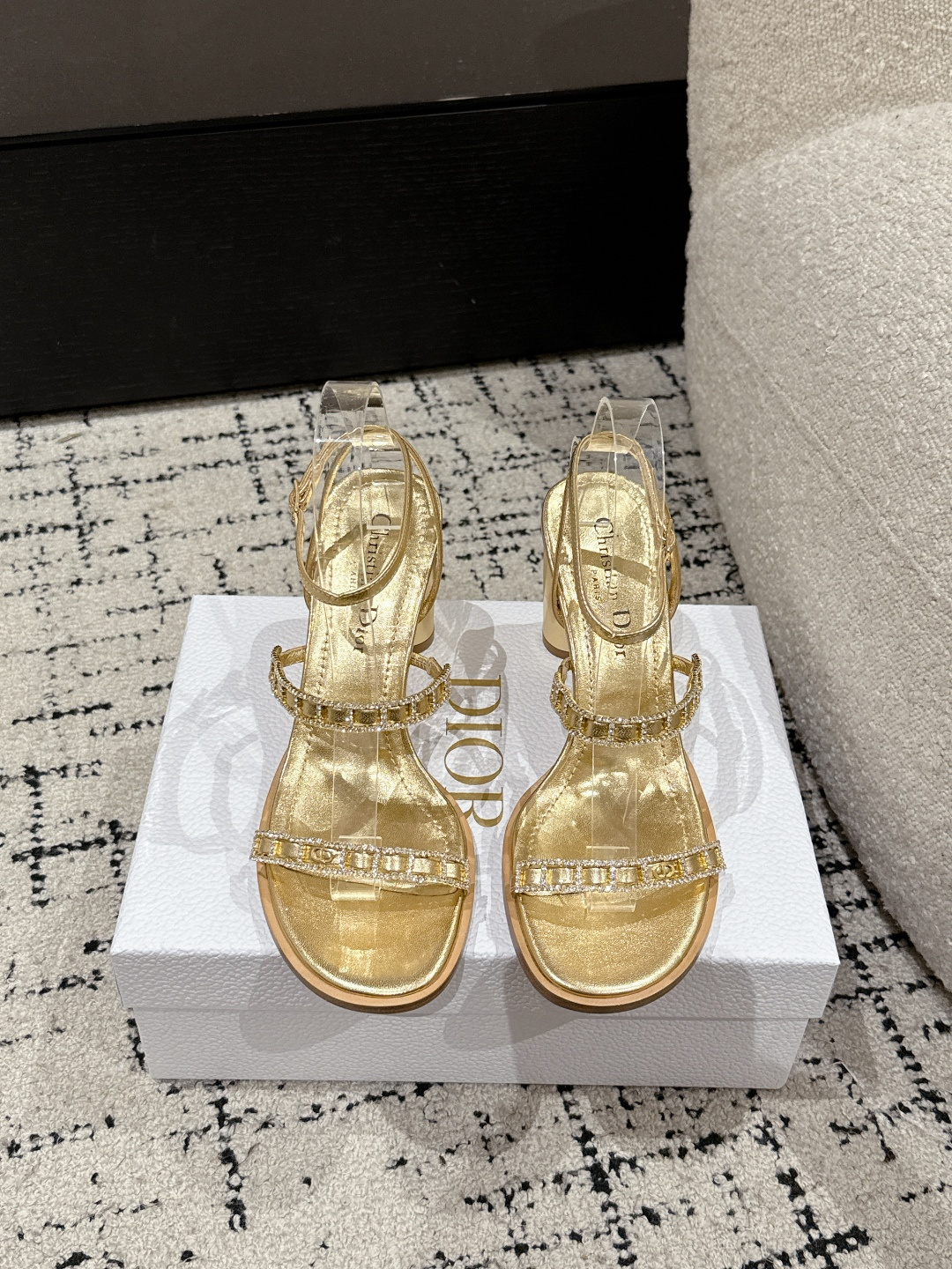 NO:263920,#官网彩彩国 Dior 25ss Summer new style New elements DIOR Spring and summer new style Diamond buckle Flat sole Thick heel round toe Sandals women's shoes Cylindrical heel sandals Round toe thick heel jelly color open toe round toe shoes Top version on the market Imported cowhide/imported Australian diamonds Water dyed sheepskin inner outsole Outsole Italian leather outsole Heel high flat sole/8.5cm Size#35-42 (40 41 42 Custom made no return), sandals, dior, dior, sandals, cowhide, sheepskin, Leather soles19860909#莞产代购级 迪奥 Dior 25ss 夏季新款 新元素 DIOR 春夏新款 钻扣 平底 粗跟 圆头 凉鞋女鞋 圆柱跟凉鞋 圆头粗跟果冻色露趾圆头鞋 市面顶级版本 鞋面进口牛皮/进口澳钻 水里水染羊皮内里  大底意大利真皮大底 跟高平底/8.5cm Size#35-42（40 41 42订做不退换）,凉鞋,dior,dior,sandals,cowhide,sheepskin,Leather soles,Women's Shoes