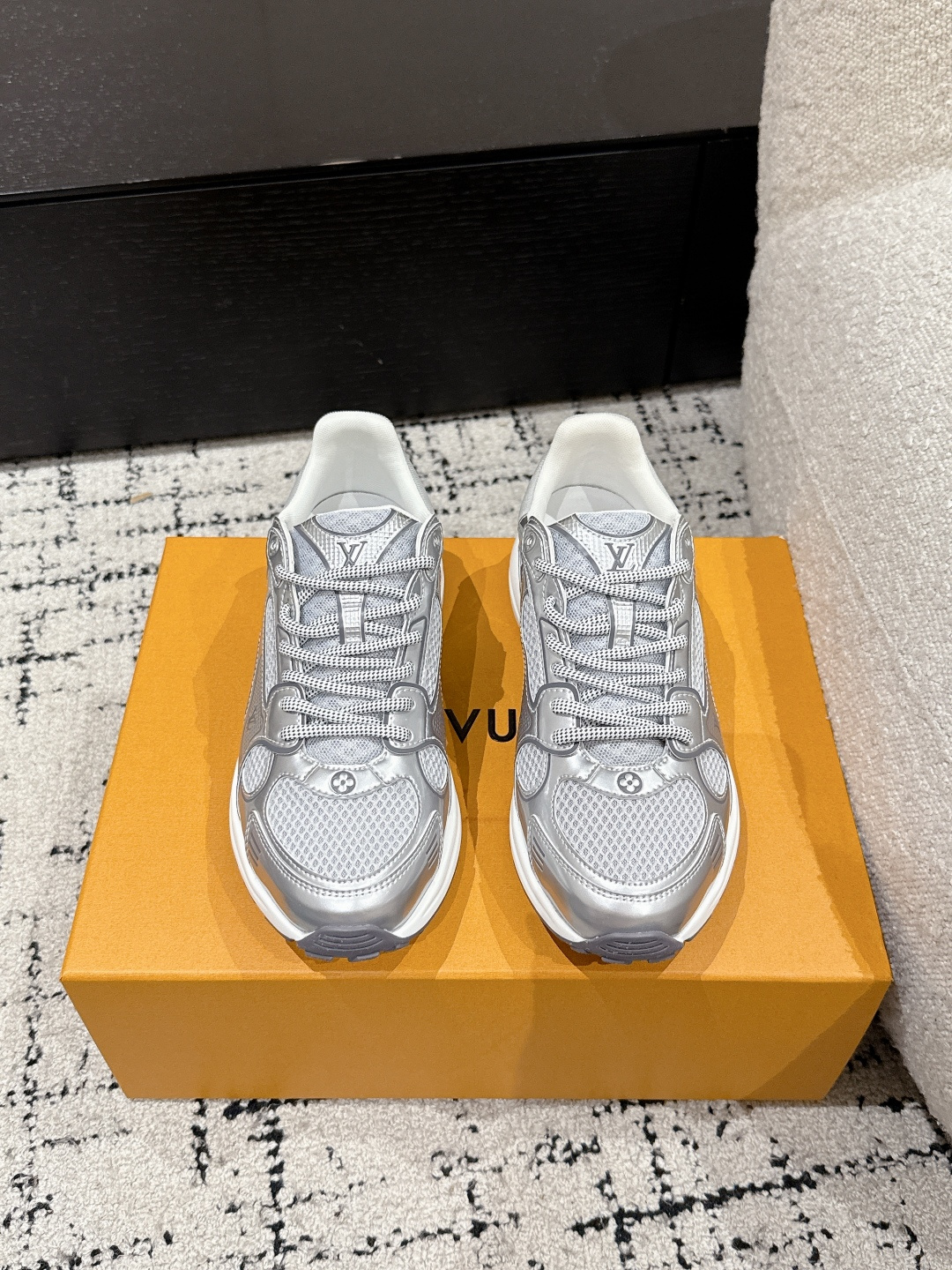 NO:263822,#Top version LV Louis Vuitton L Home Donkey Brand 25/ Latest Olympia Series Couple Model Silver Horn King Casual Sports Shoes Running Shoes This model LV Olympia Sports Shoes combine mesh fabrics with metal texture synthetic leather and other technological fabrics, reinterpreting the classic running shoe design with a neat and simple design. Light EVA outsole makes for a comfortable and flexible wearing experience. Monogram embossed and LV letters and other rich details establish recognition. Delivery counter exquisite packaging Fabric: original imported technology fabric   mesh, original custom breathable mesh, sole original molded rubber foam material, sole thickness 3.5CM Size: #women's 35-40 (40 custom-made not return or exchange) #men's 39-45 (45 custom-made not return or exchange), casual shoes/sports, louis  vuitton, louis vuitton, louis vuitton, alexander wang, louis vuitton, sneakers19860909#顶级版本 LV 路易威登L家 驴牌 25/ 最新Olympia系列 情侣款 银角大王 休闲 运动鞋 跑鞋 本款 LV Olympia 运动鞋融合网格面料与金属质感合成皮革等科技面料,以利落简约设计重绎经典跑鞋设计.轻盈 EVA 外底成就舒弹穿着体验.Monogram 压纹与 LV 字母等丰富细节树立辨识度 配送专柜精美包装 面料:原版进口科技面料 网面 内里原版定制透气网里 鞋底原版开模橡胶发泡材质 底厚3.5CM Size:#女款35-40 (40定做不退换）  #男款39-45（45定做不退换）,休闲鞋/运动鞋,louis vuitton,louis vuitton,louis vuitton,alexander wang,louis vuitton,sneakers,Women's Shoes