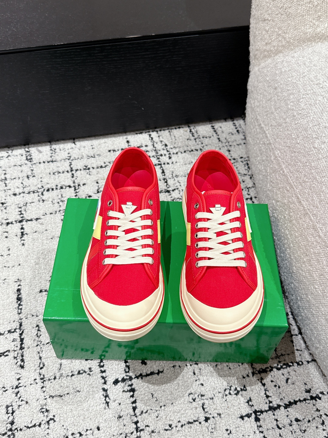 NO:388654,Dongguan-made purchasing grade #Couple style BOTTEGA VENETA BV 25/ New retro Eliot casual sports shoes Original development Real material Compare any details Full set of aircraft box packaging BV brand new Eliot is inspired by retro basketball shoes, and the childlike color is youthful and energetic! The same style for men and women, you can wear couple shoes. The whole shoe is breathable and comfortable, the canvas upper is lightweight, and the upper is spliced ​​with soft and luxurious sheepskin inlay. The red line on each shoe is hand-painted, which is more tasteful and attitude! Fabric: Original custom high-density canvas + cowhide (not on the market) Inner original custom breathable canvas Sole original mold-opening anti-slip TPU material Sole 3CM thick sole Size: #women's model 35-40  / Men's 39-44, casual shoes/sports shoes, bottega veneta, bottega veneta, sneakers, cowhide, sheepskin19860909莞产代购级 #情侣款 BOTTEGA VENETA BV 25/ 新款复古Eliot 休闲 运动鞋 原版开发 真材实料 对比任何细节 飞机盒全套包装 BV全新的 Eliot 以复古篮球鞋为设计灵感,童趣 的色彩焕发青春活力!男女同款,可以做情侣鞋穿着哦 整个鞋子透气舒适,帆布鞋面自重轻盈,鞋帮 拼接处以柔软奢华的羊皮镶嵌包裹 每只鞋边的红线均为手工绘画,更具品味与态度喔! 面料: 原版定制高密度帆布+牛皮（非市面超纤） 内里原版定制透气帆布 鞋底原版开模防滑TPU材质 底厚3CM Size:#女款35-40 / 男款39-44,休闲鞋/运动鞋,bottega veneta,bottega veneta,sneakers,cowhide,sheepskin,Women's Shoes