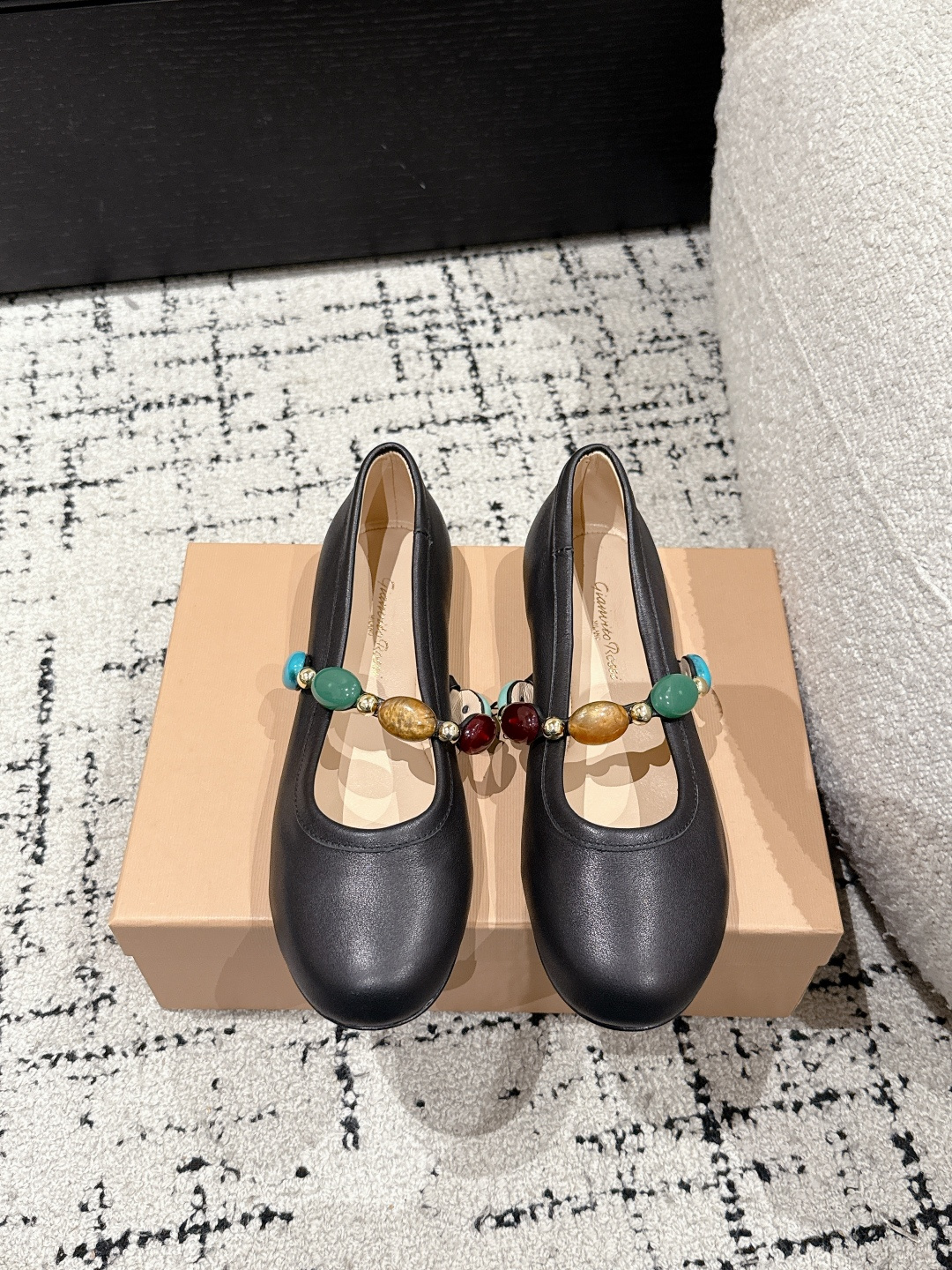 NO:386950,Gianvito Rossi trendy brand 25/ Spring and summer new Rossi GR gem ballet shoes flat-soled Mary Jane single shoes Exotic gems, like a string of bracelets, worn on the feet, the leather is super soft, and the comfort of the feet is excellent!  I really started to like gems when I reached the extreme!  Each one exudes its own light, either emerald green, blue or bright red, which is the brightest color of the plain upper!  !  Upper cowhide/horse/woven inner sheepskin sole imported from Italy genuine leather outsole Size#35-42 (34.40.41.42 custom made without return), ballet shoes, mary jane, cowhide, sheepskin, Leather soles19860909Gianvito Rossi潮牌 25/ 春夏新款 罗西GR宝石芭蕾舞鞋平底玛丽珍单鞋 异域风情满满的宝石,像一串手串,串戴在脚上,皮质超级柔软,上脚舒适感绝佳！真是到了极致就开始喜欢宝石！每一个都是散发属于自己的光芒,或翠绿或青蓝或殷红,是属于平淡的鞋面最亮眼的色彩！！ 鞋面牛皮/马毛/编织 内里羊皮 鞋底意大利进口真皮大底 Size#35-42（34.40.41.42定做不退换）,芭蕾舞鞋,mary jane,cowhide,sheepskin,Leather soles,Women's Shoes