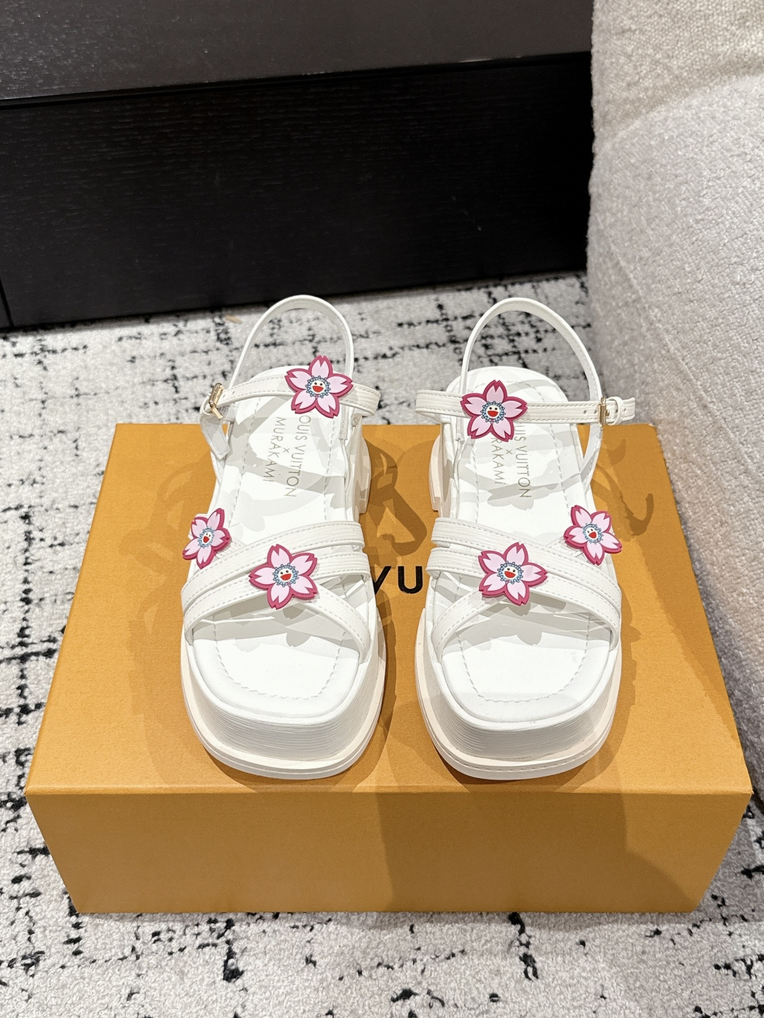 NO:386989,LOUIS VUITTON 25/ New summer Maya series Petals Square toe buckle One-strip sandals This Maya Flatform sandals are made of smooth cowhide leather and denim, allowing wide laces to shuttle between the leather tongue, and then inject the brand essence with the metal LV Circle logo. Light leather thick sole perfect and elegant style Fabric: original patent leather/denim lining: original sheepskin sole: original combination sole Thickness: 5cm Size: #35-41 (40.41 custom made without return), sandals, louis vuitton, louis vuitton,tom ford, sandals, cowhide, sheepskin19860909LOUIS VUITTON 25/ 夏季新款 Maya系列 花瓣 方头搭扣 一字带凉鞋 本款 Maya Flatform 凉鞋选用光滑牛皮革,牛仔布 令宽幅鞋带穿梭于皮革鞋舌之间,再以金属 LV Circle 标识注入品牌底蕴.轻盈皮革厚底完善雅致风范 面料: 原版漆皮/牛仔布 内里: 原版羊皮 鞋底: 原版组合底 底厚: 5cm Size: #35-41（40.41定做不退换）,凉鞋,louis vuitton,louis vuitton,tom ford,sandals,cowhide,sheepskin,Women's Shoes