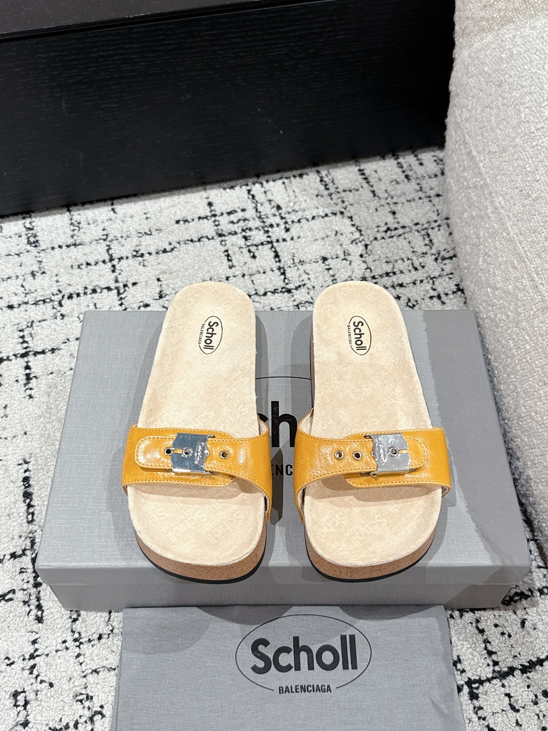 NO:263817,Scholl x Balenciaga Balenciaga 25 / round toe flat sole 520 limited series Cork sole non-slip slippers Balenciaga 2025 Balenciaga co-branded Scholl slippers, classic line design, popular super high texture, breathable and super comfortable Fabric: original butter leather Sole: oak combination sole Size: #35-41 (40.41 custom made without return), slippers, balenciaga, balenciaga, slippers19860909Scholl x Balenciaga巴黎世家 25 / 圆头平底 520限定系列 软木底 防滑一字拖鞋 Balenciaga 2025巴黎世家联名Scholl拖鞋,经典的线条设计、人气超高质感透气超级舒适 面料: 原版牛油皮 鞋底: 橡木组合底 Size: #35-41(40.41定做不退换）,拖鞋,balenciaga,balenciaga,slippers,Women's Shoes