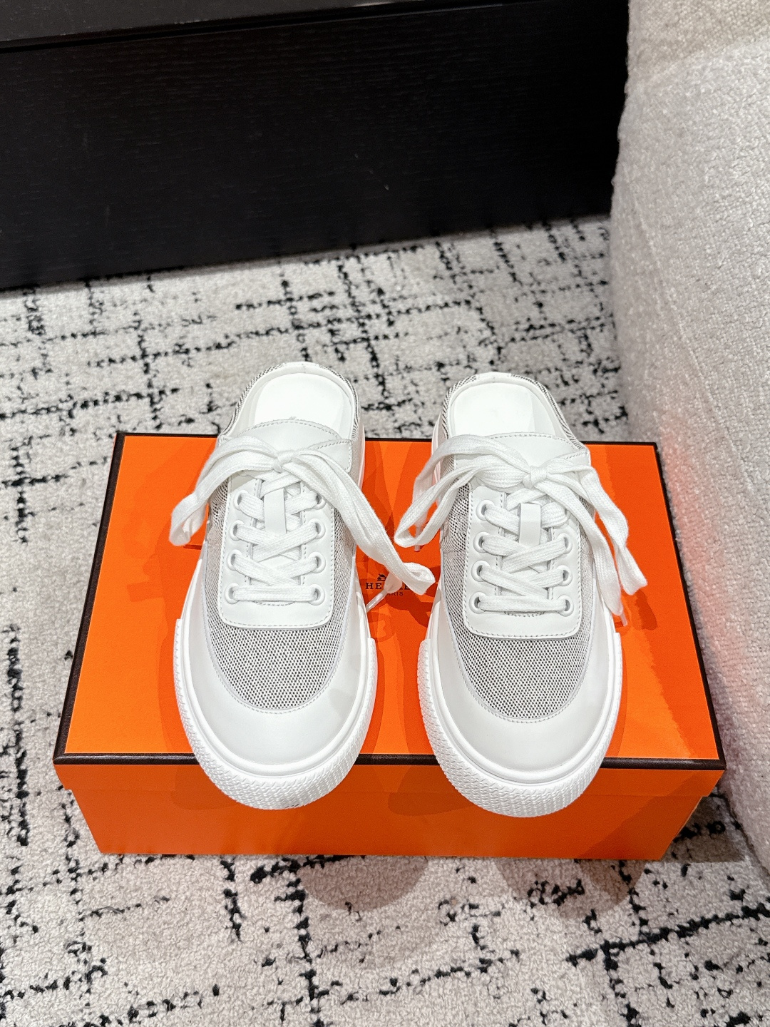 NO:387127,#Top version Hermes 25/ H laces, one foot pedals in the back, sports shoes, semi-trails, extreme craftsmanship, synchronized new products on the counter. Every detail of the shoes is particularly attentive, quite eye-catching, and the elegant splicing elements highlight the outstanding temperament!   Fabric: Imported cowhide Inner: cowhide Sole: Original tpu non-slip sole Size# Women's 35-40 (Female 40 customized for non-return and exchange), semi-torch, hermes, hermes, sneakers, cowhide19860909#顶级版本 Hermes爱马仕 25/ H系带 后空一脚蹬 运动鞋板鞋 半拖 工艺极致,同步专柜上新.鞋子的每一个细节都特别用心,相当惹眼,雅致的拼接元素,凸显不俗的气质！  面料: 进口牛皮 内里: 牛皮 鞋底: 原版tpu防滑底 Size#女35-40（女40订做不退换）,半拖,hermes,hermes,sneakers,cowhide,Women's Shoes