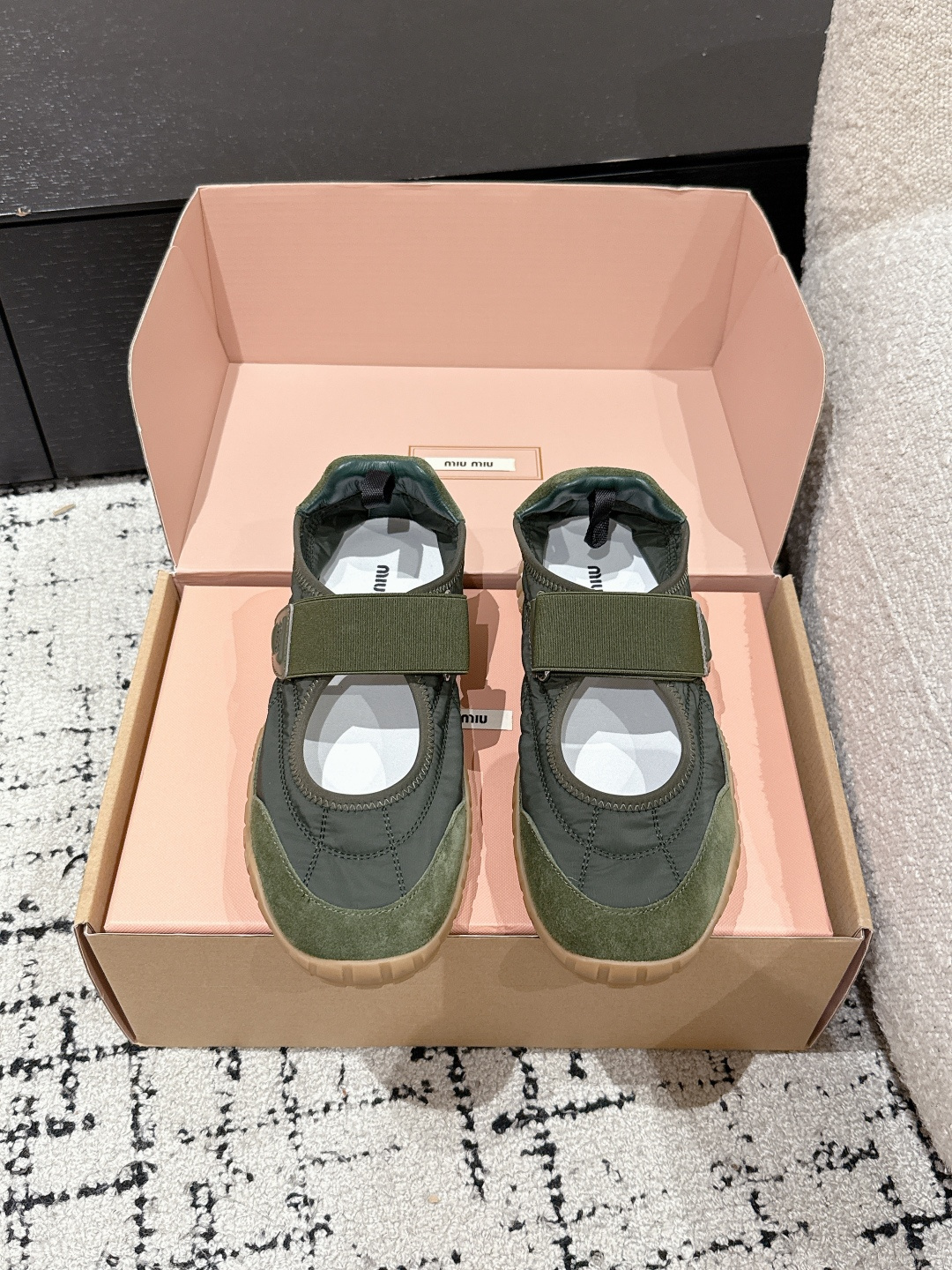 NO:388613,Dongguan-made purchasing agent MiuMiu 25/ New spring and summer style Cookie shoes Forrest Gump shoes Casual sneakers Miumiu latest hits Avant-garde and bold design, Miu Miu style is integrated with the simple lines of this thick-soled canvas sneaker, the chic logo is decorated on the tongue and back of the shoe, embellished with retro design, adding iconic elements!  Thick sole design defines avant-garde modern style. Original custom fabric/beef velvet. Original imported soft lamb wool. Original open mold-proof rubber outsole. Size#35-40 (40 customization without return or exchange), casual shoes/sports shoes, miumiu, sneakers19860909莞产代购级 MiuMiu 缪缪 25/ 春夏新款 饼干鞋 阿甘鞋 休闲运动鞋 miumiu最新爆款 前卫大胆的设计,Miu Miu风格融于此款厚底帆布运动鞋的简约线条, 别致徽标饰于鞋舌与背面,点缀复古设计,平添标志性元素！厚底设计定义前卫的现代风格 面料原版定制布料/牛反绒 内里原版进口柔软羊羔毛 鞋底原版开模防滑橡胶大底 Size#35-40（40定制不退换）,休闲鞋/运动鞋,miumiu,sneakers,Women's Shoes