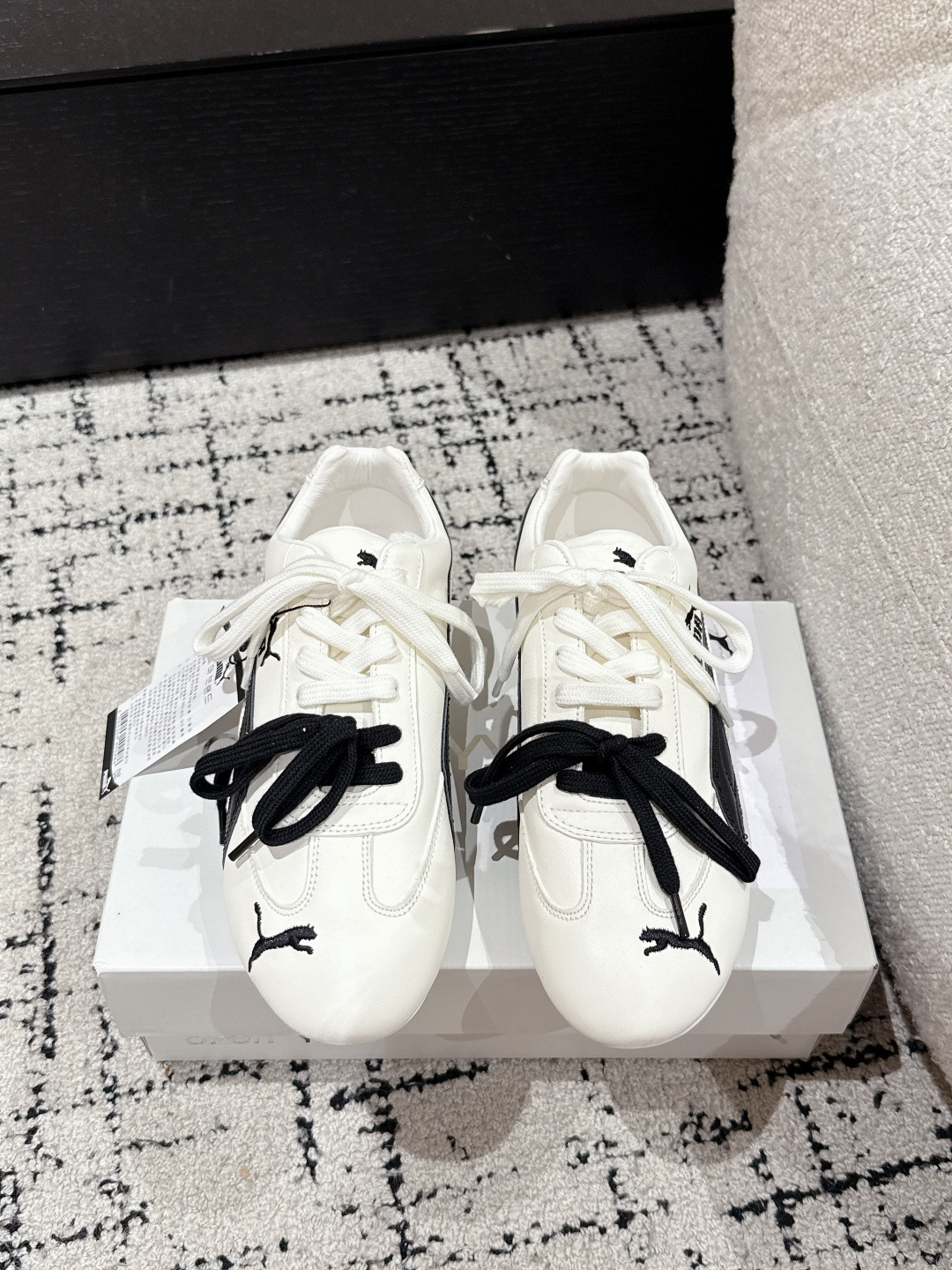 NO:263824,#Purchase level Top version puma X openyy 25/ Spring Co-branded sneakers New colors are coming Casual sports shoes Retro beige Sakura pink I really recommend it!  !  The sisters are really popular this year. Seeing this pumaxopenyy beige design, this retro feel. The overall shoe is very textured. The overall shoe shape is very retro, and the design of the flip tongue is even more classic. It makes you feel more retro. The foot effect. Fabric: Original custom ox back velvet. Inner: Original breathable net Outsole: Original anti-slip rubber outsole Size: #35-40, casual shoes/sports shoes, sneakers19860909#代购级 顶级版本 puma X openyy 25/ 春季 联名运动鞋 新色来袭 休闲 运动鞋 复古米色 樱花粉色 我真的好推荐啊！！姐妹们今年复古风真的好火的 看到这pumaxopenyy米色这设计这复古的感觉的 鞋子整体非常有质感整体的鞋型非常的复古,翻盖鞋舌的设计更是经典.让你一整个复古的感觉更加浓郁 上脚效果 面料: 原版定制牛反绒 内里: 原版透气网 大底: 原版防滑橡胶大底 Size: #35-40,休闲鞋/运动鞋,sneakers,Women's Shoes