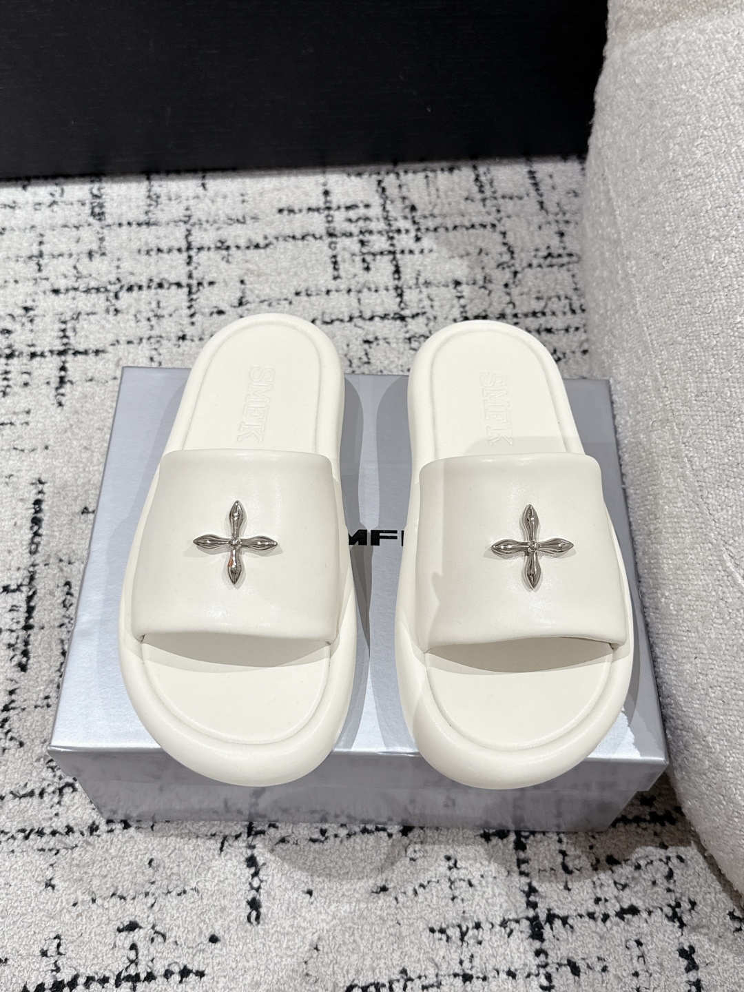 NO:263797,SMFK trendy brand 25/spring and summer new style, thick-soled bread, slippers, a bit wild and personal. This season's SMFK is really exciting. Whether it is leopard print or hair drag, it hits the heart!  Super cool, family members of the desert war god get it quickly. The upper is made of original imported cowhide, inner sheepskin, original customized rubber outsole, Size35-40 (40 custom made, no return or exchange), slippers, slippers, cowhide, sheepskin19860909SMFK 潮牌 25/春夏新款 厚底 面包 拖鞋 有点野性有点个性,这一季的smfk真的让人心动不已,无论是豹纹还是毛拖简直直击内心！ 超级炫酷,家人们沙漠战神快get起来 鞋面采用原版进口牛皮 内里羊皮 鞋底原版定制橡胶大底 Size35-40（40订做不退换）,拖鞋,slippers,cowhide,sheepskin,Women's Shoes