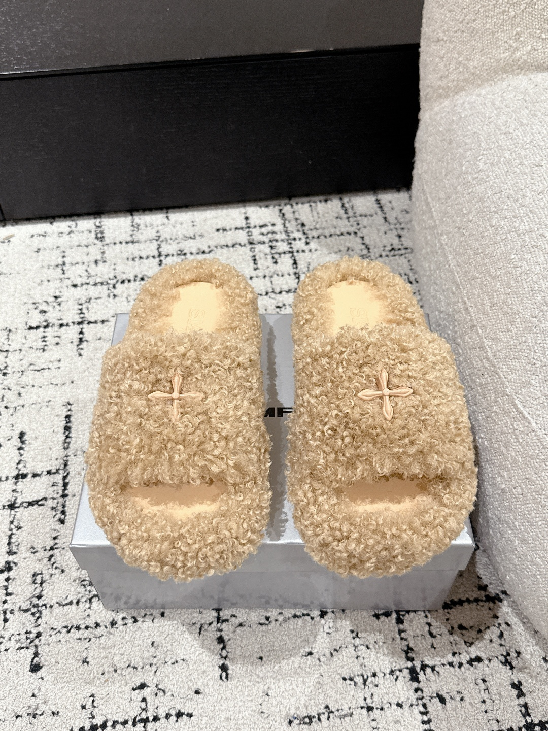 NO:263802,SMFK trendy brand 25/ New style thick-soled bread, fur, slippers A super popular bread drag, which was so planted. Major internet celebrity bloggers are wearing it. After cleverly incorporating brand elements, they are fashionable and versatile, and are loved by hot girls, and are perfectly released. Fabric wool / original metal logo, inner sheepskin, original TPU anti-slip sole, Size35-40 (40 custom made, no return or exchange), slippers, slippers, sheepskin19860909SMFK 潮牌 25/ 新款 厚底面包 毛毛 拖鞋 超级火的一款面包拖,被种草得不行 各大网红博主都在穿它,巧妙纳入品牌元素后时尚百搭、辣妹至爱,被完美释放 面料羊毛 /原版金属Logo 内里羊皮 鞋底原版TPU防滑大底 Size35-40（40订做不退换）,拖鞋,slippers,sheepskin,Women's Shoes