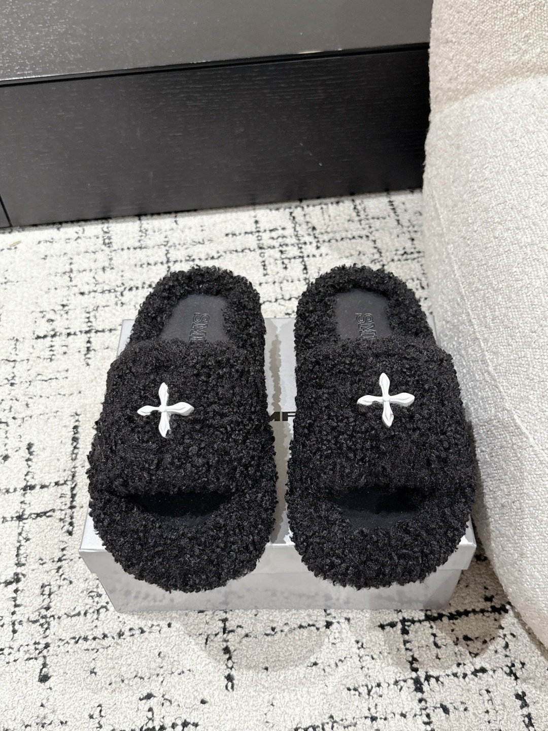 NO:387101,SMFK trendy brand 25/ New style thick-soled bread, fur slippers A super popular bread drag, which was so planted. Major internet celebrity bloggers are wearing it. After cleverly incorporating brand elements, they are fashionable and versatile, and are loved by hot girls, and are perfectly released. Fabric wool / original metal logo, inner sheepskin, original TPU anti-slip sole, Size35-40 (40 customized, no return or exchange), fur shoes, slippers, sheepskin19860909SMFK 潮牌 25/ 新款 厚底面包 毛毛 拖鞋 超级火的一款面包拖,被种草得不行 各大网红博主都在穿它,巧妙纳入品牌元素后时尚百搭、辣妹至爱,被完美释放 面料羊毛 /原版金属Logo 内里羊皮 鞋底原版TPU防滑大底 Size35-40（40订做不退换）,毛毛鞋,slippers,sheepskin,Women's Shoes