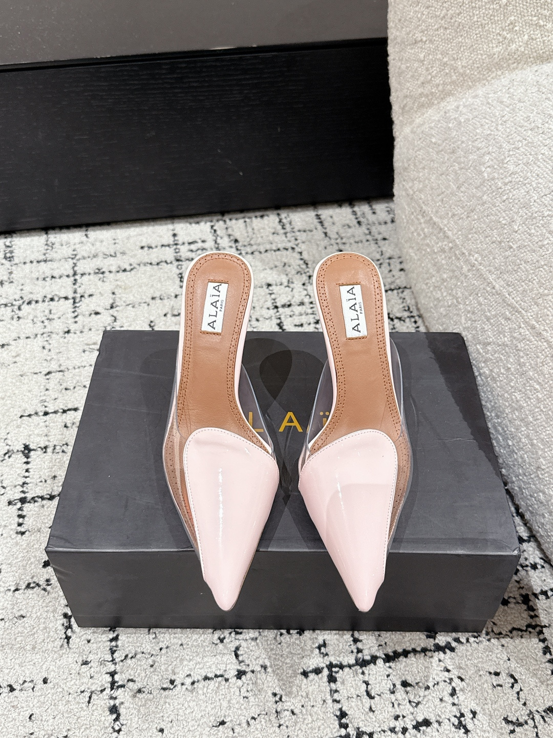 NO:263804,Alaia 25/ high love series High heels sandals Heart-shaped pattern with glossy painted calfskin, exquisite and elegant, fashionable and neat, wear it casual and high-end luxury to control it freely. Fabric ox patent leather inner sheepskin outsole leather outsole heel height 8.5cm Size#35-40 (40 custom made without return or exchange), high heels, alaia, high heels, cowhide, sheepskin, Leather soles19860909Alaia阿莱亚 25/ high love 系列 高跟 凉拖 心形图案搭配光泽感漆面小牛皮,精致优雅的同时还具有时髦利落,穿上它休闲日常与高级奢华驾驭自如 面料牛漆皮 内里羊皮 大底真皮大底 跟高8.5cm Size#35-40（40定做不退换）,高跟鞋,alaia,high heels,cowhide,sheepskin,Leather soles,Women's Shoes