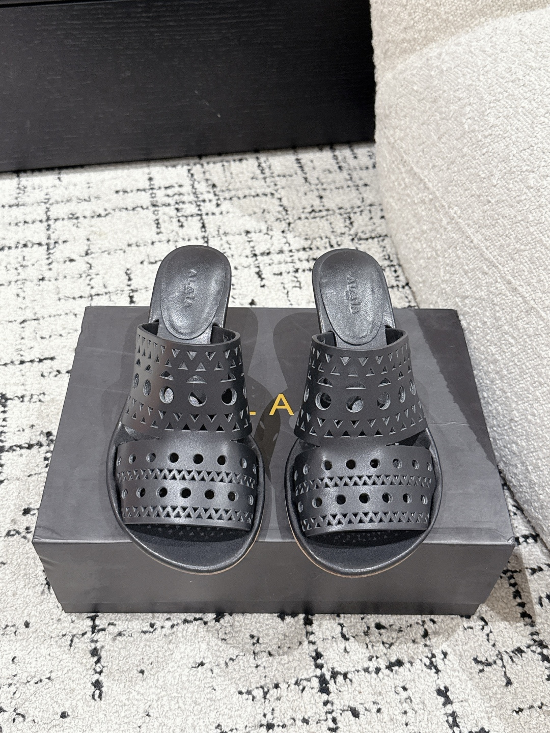 NO:263809,Alaska 25/ Spring and summer latest punched hollow cat heel sandals break the monotony with exquisite hollow and wavy design. It has a romantic atmosphere. The thick heel not only adds elegant temperament and ensures comfortable walking. The style of one foot is convenient and casual. Whether it is matched with simple skirts or casual pants, it can easily create a French fashion sense. Imported cowhide upper imported cowhide inner imported sheepskin outsole imported genuine leather outsole heel height 6.5cm Size#35-40 (40 custom made without return or exchange), high heels, sandals, high heels, skirts, cowhide, sheepskin, Leather soles19860909Alaska阿莱亚 25/ 春夏最新 冲孔镂空猫跟凉鞋 以精致的镂空与波浪边设计打破单调 自带浪漫氛围 粗跟既增添优雅气质 又保证行走舒适 一脚蹬的款式方便又随性 无论是搭配简约裙装还是休闲裤装 都能轻松打造出法式时髦感 鞋面进口牛皮 内里进口羊皮 大底进口真皮大底 跟高6.5cm Size#35-40（40定做不退换）,高跟鞋,sandals,high heels,skirts,cowhide,sheepskin,Leather soles,Women's Shoes