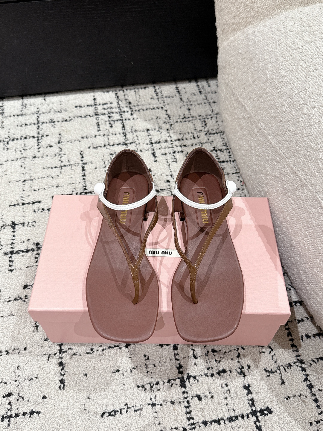 NO:263806,Miu Miu | Miu Miu 25/ New early spring products, flat bottom, foot-clip semi-drag. The counter focuses on the latest catwalk style, foot-clip flat bottom, and sandals. It is popular and new!  The high-quality products of Miao family, top-level craftsmanship creates a sense of precision quality, invincible comfort, and is definitely a love-loving model at first sight!  Fashionable and versatile, a must-have for everyone!  Top-grade top-layer calf patent leather lining: imported sheepskin lining outsole original Italian leather outsole Size: #35-40 (40 custom made without return or exchange), split-toed shoes, miumiu, sheepskin, Leather soles19860909Miu Miu | 缪缪 25/ 早春新品 平底 夹脚 半拖 专柜主打最新走秀款 夹脚平底 凉拖 火爆上新！ 缪家高货 顶级工艺打造精品质感 无敌舒适 绝对是一见钟情款！时尚百搭,人手必备！ 鞋面顶级头层小牛漆皮 内里: 进口羊皮里 大底原版意大利真皮大底 Size: #35-40(40定制不退换）,分趾鞋,miumiu,sheepskin,Leather soles,Women's Shoes