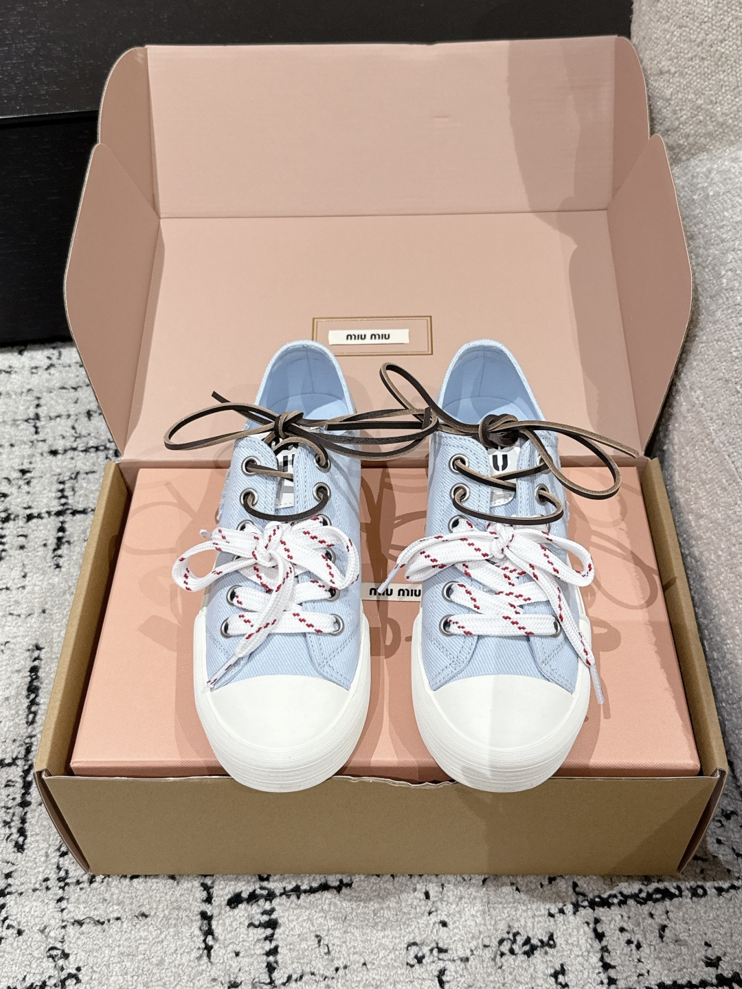 NO:388588,MIU MIU MIU 25/ Washed denim canvas leather, round toe lace up, low top canvas shoes, a popular canvas shoes, a must-have style, a ~ fashionable, simple and high-end, it is very comfortable to match with the feet, and it is a must-have for the year!  The latest sports white shoes in early spring are popular with domestic and foreign bloggers. The small red book grass planting series, retro and fashionable, beautiful and simple sports shoe design, highly recognizable shoelaces to create a Buddhist sweet casual style~~ The aura of the foot is very casually matched. The full set of airplane box packaging Fabric: Use original canvas Inner: Canvas lining Outsole: original rubber sole Size: #35-40 (40 custom made without return or exchange), casual shoes/sports shoes, miumiu, sneakers19860909莞产代购级 MIU MIU缪缪 25/ 水洗牛仔布 帆布 皮面 圆头系带 低帮 帆布鞋 颜值担当火爆款帆布鞋 不得不入的一款～做旧时尚,简约高级 随意搭配上脚非常舒适,年度必入款！早春最新走秀款运动小白鞋国内外博主刷爆的一款,小红书种草系列,复古又时髦上脚美炸了简约的运动板鞋设计,极具辨识度的鞋带 打造佛系甜美的休闲风~~上脚气场十足随意搭配 飞机盒全套包装 面料: 选用原版帆布 内里: 帆布里 大底: 原版橡胶底 Size: #35-40（40定做不退换）,休闲鞋/运动鞋,miumiu,sneakers,Women's Shoes
