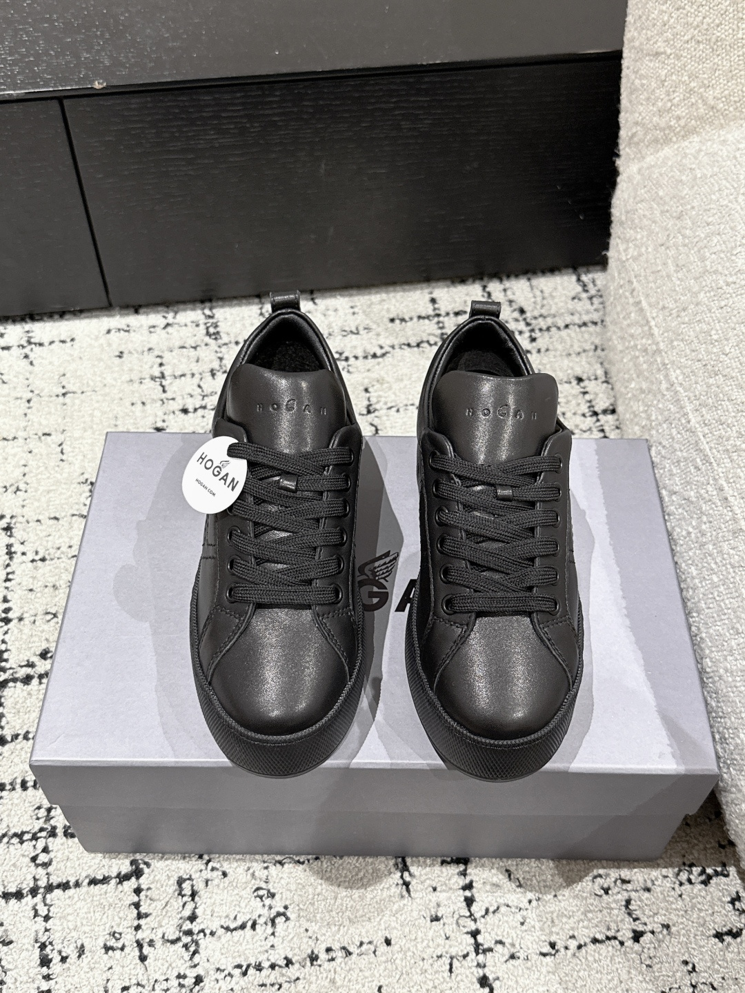 NO:263837,Women and men #top version Hogan Hogan Latest H681 H-Wrap series Thick sole Casual Sports Shoes Original purchase and development Made HOGAN H681 H-Wrap series, focusing on brand style inspiration, attracting the eye with the personality wrap sole and exquisite design, maintaining the brand's classic aesthetics, interpreting the modern style, exquisite packaging of the delivery counter, original custom-made imported top layer cowhide, imported breathable and soft sheepskin, outsole original open molded rubber foam material, bottom thickness 4.5CM Size#35-44, casual shoes/sports shoes, hogan, sneakers, cowhide, sheepskin19860909女男 #顶级版本 Hogan霍根 最新H681 H-Wrap系列 厚底 休闲 运动鞋 原版购入开发 做货 HOGAN H681 H-Wrap 系列,聚焦品牌风格灵感,以个性的包裹式鞋底和精巧细致的设计吸引眼球,存续品牌经典美学,演绎现代风尚 配送专柜精美包装 面料原版定制进口头层牛皮 内里进口透气柔软羊皮里 大底原版开模橡胶发泡材质 底厚4.5CM Size#35-44,休闲鞋/运动鞋,hogan,sneakers,cowhide,sheepskin,Women's Shoes