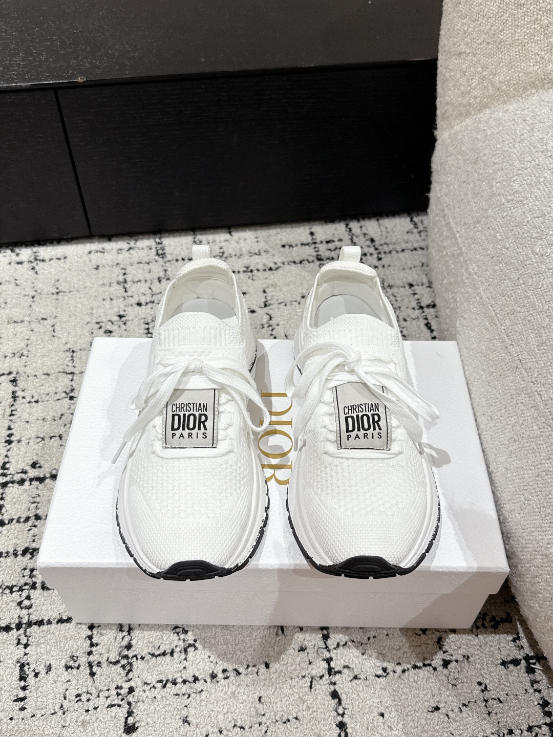 NO:882103,#couplestop version DIOR Dior 25/ The latest Run'n'Dior round-toe lace-up low-top lifestyle sneakers purchased and developed by Taikoo Hui. These Dior sneakers continue the timeless silhouette and are carefully made of cow leather, so they are particularly comfortable on the feet. They are decorated with tonal suede panels and metal stars to decorate the shoelace eyelets to enhance the style. The style is light and matches 'Christian  Dior' logo thin sole, suitable for all seasons, can be matched with all kinds of casual looks, adding a finishing touch, classic and very durable!  Fabric: Customized original fly weave Outsole: Original IP lightweight outsole Size#35-45, casual shoes/sports shoes, dior, dior, sneakers, cowhide19860909#情侣款 顶级版本 DIOR迪奥 25/ 最新 Run'n'Dior 圆头系带 低帮 生活休闲 运动鞋 太古汇购入开发 这款Dior 运动鞋延续经久不衰的轮廓,采用牛皮革精心制作,所以上脚会特别的舒服哦 ,饰以同色调绒面革镶片金属星星装饰鞋带孔眼,提升格调.款式轻盈搭配“Christian Dior”标志薄鞋底,四季皆宜,可与各式休闲造型搭配,增添点睛之笔 经典超耐看！ 面料: 定制原版飞织 大底: 原版Ip轻便大底 Size#35-45,休闲鞋/运动鞋,dior,dior,sneakers,cowhide,Women's Shoes
