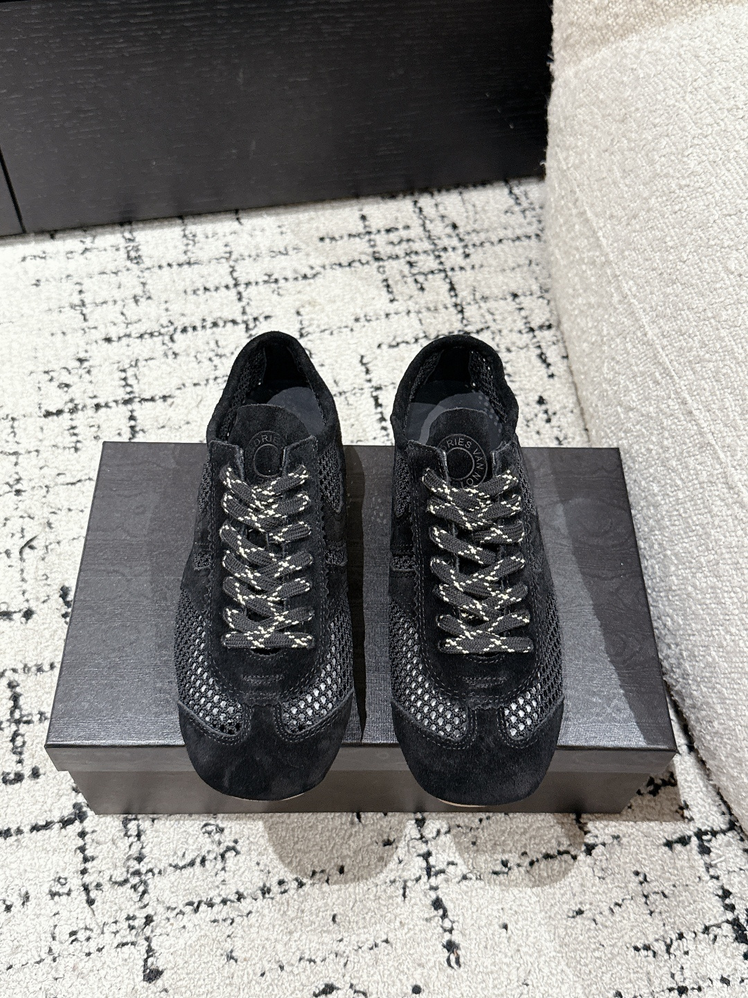 NO:388639,Top version Dries Van Noten 25/ Latest Pure original single Mesh German training casual shoes This German training shoe continues the classic T-shaped genuine leather splicing design. After many careful improvements by the design team, it is just to let you experience the most original military flavor. The soft and delicate characteristics of Napa cowhide and the fleece texture of reverse velvet cowhide make it have super high softness and comfort, while maintaining good breathability. Comfort and texture parallel to all seasons. Fabric: cowhide Outsole: Oxford Outsole Size: #women 35-40, casual shoes/sports shoes, sneakers, cowhide19860909顶级版本 Dries Van Noten 25/ 最新 纯原单 网面 德训 休闲鞋 这一款德国训练鞋延续了经典的T形真皮拼接设计,经过设计团队多次的精心改良,只为让您体验最原始的军旅味道~纳帕牛皮柔软细腻的特点与反绒牛皮的绒毛质感相结合,使其既有超高的柔软舒适度,又同时保持不错的透气性能~舒适与质感并行,轻松驾驭四季 面料: 牛皮 大底: 牛津大底 Size: #女35-40,休闲鞋/运动鞋,sneakers,cowhide,Women's Shoes