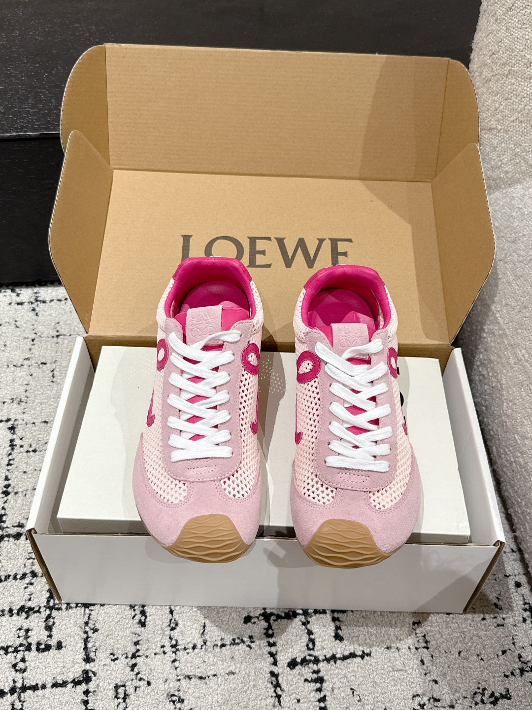 NO:263828,#Top version Purchase level Loewe 25/Runner2.0 Latest Mesh Ballet Casual Sports Shoes Desert shoes I'm so ugly and cute I'm planted at first sight These colors are particularly beautiful and touching. A touching feeling. A huge number of customers have a very high level of comfort. The leather and outsole are particularly soft. It is particularly light and soft. It is rated as the most comfortable rampage shoes of the year.  Those who like to wear flat shoes are really recommended to buy. The upper is made of original imported calfskin/breathable net, inner sheepskin, original customized rubber combination sole, Size35-40 (40 customization, no return or exchange), casual shoes/sports shoes, loewe, loewe, flats, sneakers, cowhide, sheepskin19860909#顶级版本 代购级 Loewe 罗意威 25/Runner2.0 最新 网面 芭蕾舞 休闲 运动鞋 德训鞋 丑萌得有点可爱 一眼被种草了 这几个颜色特别好看 让人动心的感觉 巨多客户反馈舒适度极高的一款德训鞋 皮料和大底特别柔软 特别轻巧 软软的 被评为年度最舒适的暴走鞋如履平地！ 喜欢穿平底鞋的真的推荐入手 鞋面采用原版进口小牛皮/透气网 内里羊皮 鞋底原版定制橡胶组合大底 Size35-40（40定制不退换）,休闲鞋/运动鞋,loewe,loewe,flats,sneakers,cowhide,sheepskin,Women's Shoes