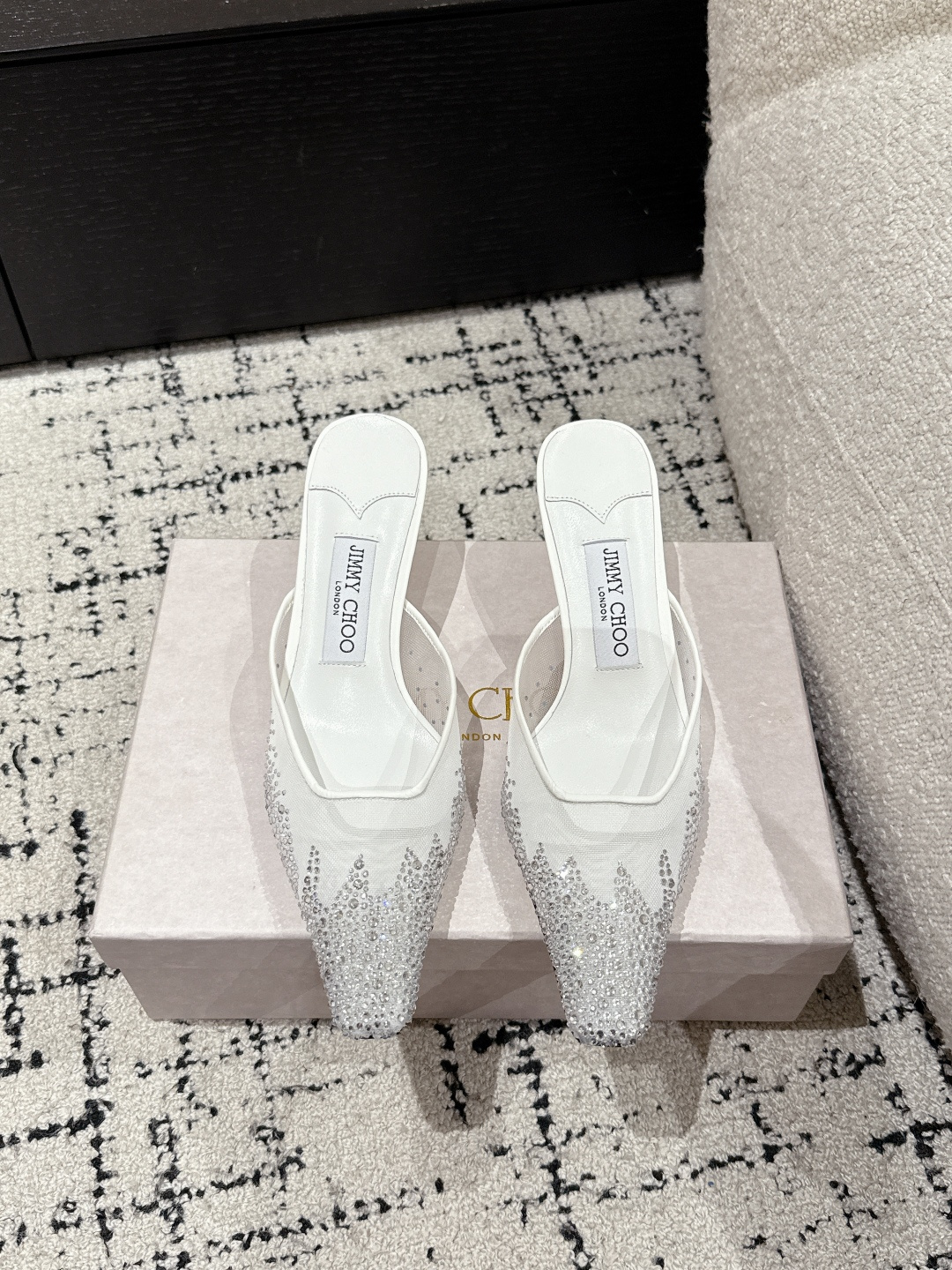 NO:263813,Jimmy Choo Jimmy Week 25/ Latest Mesh Hot Diamond Small Square Toe Drag Synchronous Counter No sunshine flashes and really beautiful. This pair of shoes uses relatively light materials, breathability and comfort. Special materials and the master's superb handwork, heavy industry creates a super fairy beauty whether it is wedding shoes or daily life. Fabric: Mesh Hot Diamond Sole: Italian leather sole Heel height 5.5cm Size#35-41 (40.41 custom made without return), high heels sandals, jimmy choo, jimmy choo, sandals, high heels19860909Jimmy Choo 吉米周 25/ 最新 网纱烫钻 小方头拖 同步专柜 没有阳光都闪到爆上脚真心美翻了,这双鞋采用的都是比较轻的材质,透气性和舒适度相当好,特殊材质加上老师傅精湛的手工活,重工打造出超仙美感无论是作为婚鞋还是日常都OK 面料: 烫钻网纱 鞋底: 意大利真皮底 跟高5.5cm Size#35-41（40.41定做不退换）,高跟鞋凉鞋,jimmy choo,jimmy choo,sandals,high heels,Women's Shoes