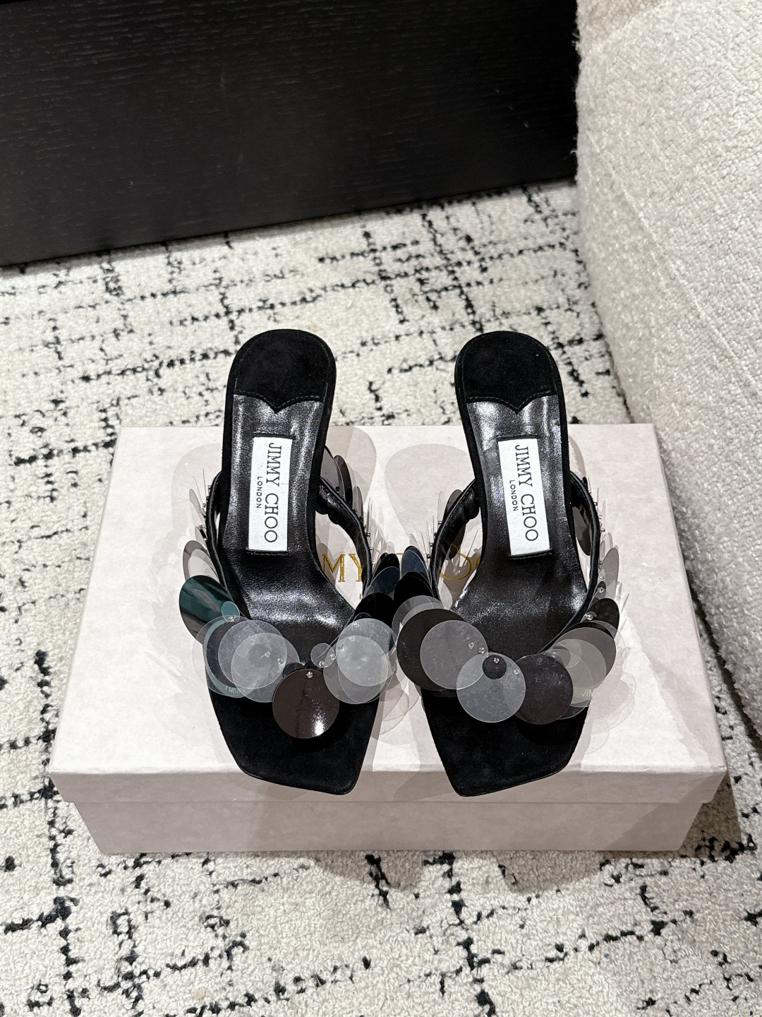 NO:263783,Jimmy choo Jimmy Week 25/ Freja Toe Sequins High-heeled Sandals Freja 70 Series Muller Sandals, carefully crafted from suede material, uniquely decorated with metal sequins, rejuvenating charm. Three-dimensional heel style with modern square toe design, fashionable and elegant, unique upper sequins   beads Lift: Yangjing Outsole leather outsole Size: #35-41 (40.41 custom made without return), high heels slippers, jimmy choo, jimmy choo, sandals, high heels, slippers, sheep, Leather soles19860909Jimmy choo 吉米周 25/ Freja 夹趾 亮片 高跟凉鞋 Freja 70 系列穆勒凉鞋,采用绒面革材质精心制作,别致饰有金属感亮片,焕发复古迷人魅力.立体感鞋跟造型搭配摩登方头设计,时尚优雅,别具个性 鞋面亮片 串珠 内里: 羊京 大底真皮大底 Size: #35-41（40.41定做不退换),高跟鞋拖鞋,jimmy choo,jimmy choo,sandals,high heels,slippers,sheep,Leather soles,Women's Shoes