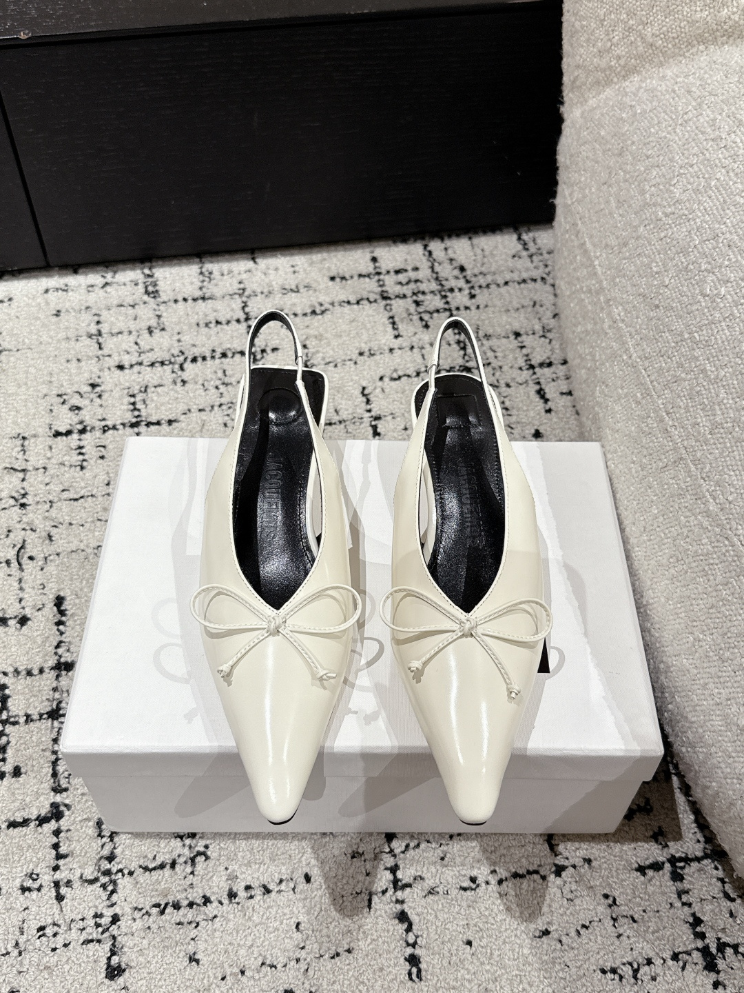 NO:263839,Purchase level jacquemus trendy brand niche 25 / Spring and summer pointed kitten heel shoes Popular items Recently this pair is very fashionable. Major internet celebrities put on their feet. Full matching score. Original development and production. Craftsmanship development. Pointed kitten heel. Comfortable and durable. Fabric: Original custom-made beaded cowhide. Inner: Sheepskin inner sole: Custom leather outsole. Size#35-41 (40.41 custom made without return or exchange), sandals, sandals, cowhide, sheepskin, Leather soles19860909代购级别 jacquemus潮牌小众 25 / 春夏 尖头小猫跟单鞋 近期热门单品 这双很时髦啦 各大网红上脚 搭配度满分 原版开发制作 匠心开发 尖头小猫跟 舒服耐看 面料: 原版定制开边珠牛皮 内里: 羊皮内里 鞋底: 定制真皮大底 Size#35-41(40.41定做不退换）,凉鞋,sandals,cowhide,sheepskin,Leather soles,Women's Shoes