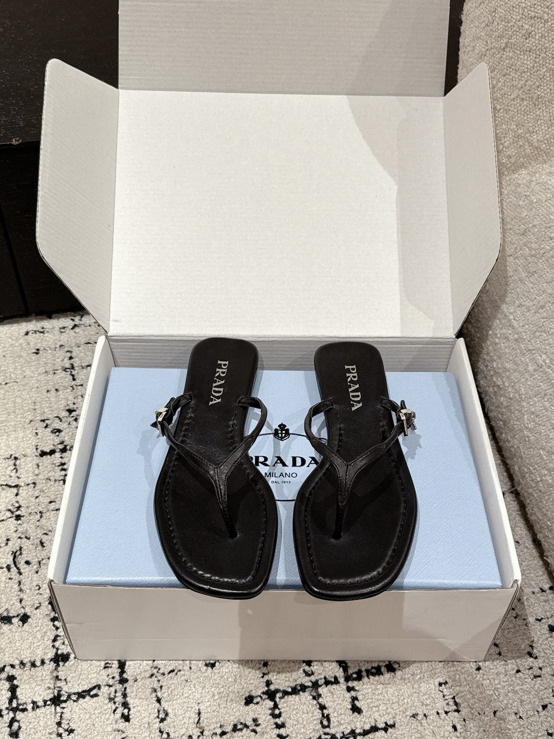 NO:263852,Prada 25/Spring and Summer New Product Flat Sole Clip Toe Slippers Triangle Clasp Cover Pendant Simple Strap Flat Sole Slippers Sandals!  Classic triangle marks can be salty or sweet and versatile triangle marks yb open mold customization, excellent texture!  This year's TOP of the wardrobe must be its own. It is versatile and slimming!  Elegant and fresh everyday styles can be used. Sisters must buy it. Upper: Use mixed-bred sheepskin. Inner: Sheepskin. Outsole: Italian imported genuine leather sole. Size: 35-41 (40.41 custom made without return or exchange) with original packaging, split-toed shoes, prada, prada, sandals, slippers, sheepskin, Leather soles19860909Prada/普拉达 25/春夏新品 平底 夹趾 拖鞋 三角标扣吊坠简易带子平底拖鞋凉鞋！经典三角标可盐可甜巨百搭三角标yb开模定制 质感超赞！今年的衣橱TOP肯定属它了 上脚百搭显瘦 ！优雅清新日常各种风格都能驾驭 姐妹们一定要买它 鞋面: 采用混种羊皮 内里: 羊皮 大底: 意大利进口真皮大底 Size: 35-41（40.41定做不退换） 配原版包装,分趾鞋,prada,prada,sandals,slippers,sheepskin,Leather soles,Women's Shoes