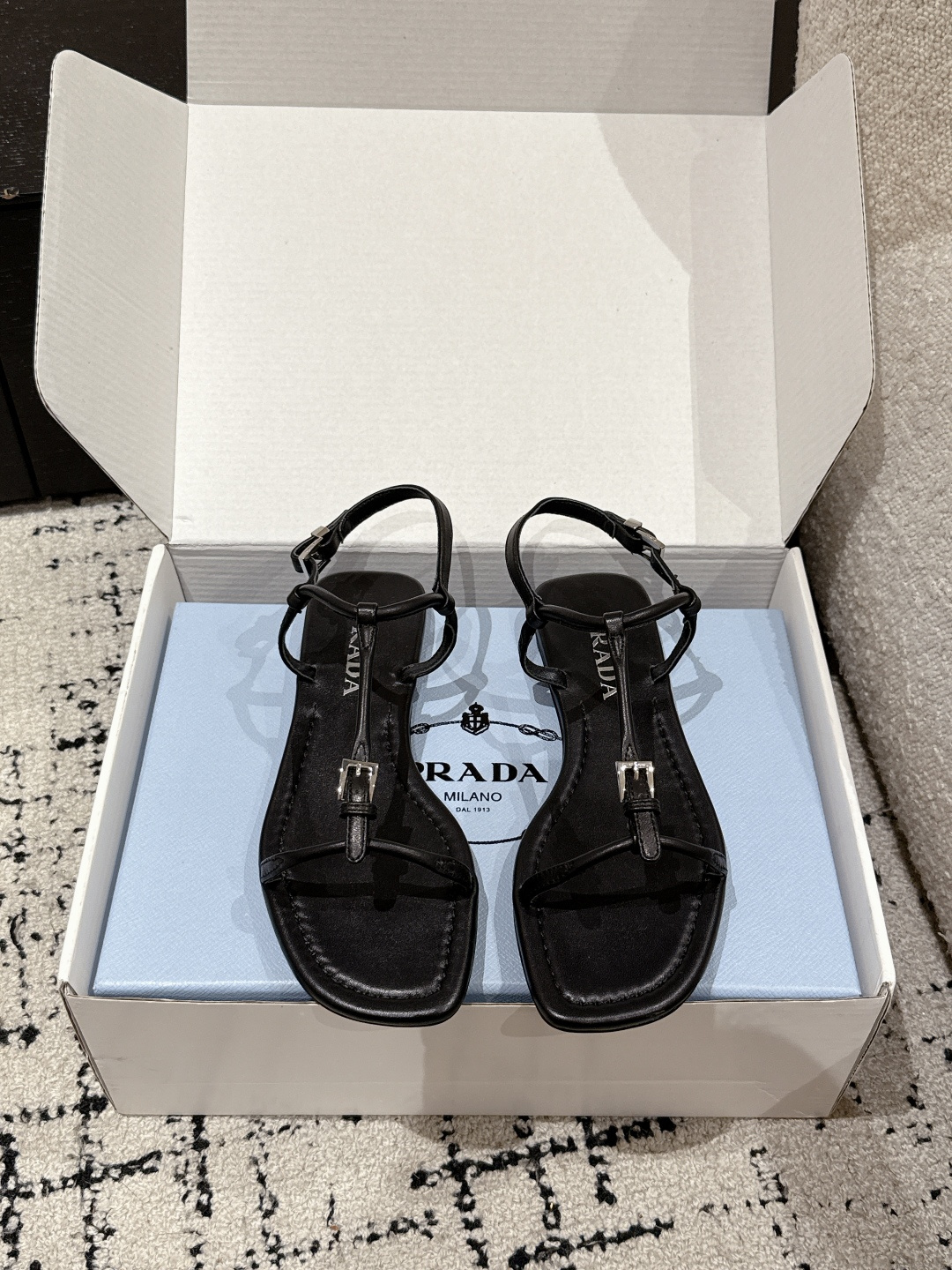 NO:263826,Prada 25/Spring and summer new products Flat-sole one-strip slippers Triangle buckle pendant Simple strap flat-sole slippers sandals!  Classic triangle marks can be salty or sweet and versatile triangle marks yb open mold customization, excellent texture!  This year's TOP of the wardrobe must be its own. It is versatile and slimming!  Elegant and fresh everyday styles can be used. Sisters must buy it. Upper: Use mixed-bred sheepskin. Inner: Sheepskin. Outsole: Italian imported genuine leather sole. Size: 35-41 (40.41 custom made without return or exchange) with original packaging, split-toed shoes, prada, prada, sandals, slippers, sheepskin, Leather soles19860909Prada/普拉达 25/春夏新品 平底 一字带 拖鞋 三角标扣吊坠简易带子平底拖鞋凉鞋！经典三角标可盐可甜巨百搭三角标yb开模定制 质感超赞！今年的衣橱TOP肯定属它了 上脚百搭显瘦 ！优雅清新日常各种风格都能驾驭 姐妹们一定要买它 鞋面: 采用混种羊皮 内里: 羊皮 大底: 意大利进口真皮大底 Size: 35-41（40.41定做不退换） 配原版包装,分趾鞋,prada,prada,sandals,slippers,sheepskin,Leather soles,Women's Shoes