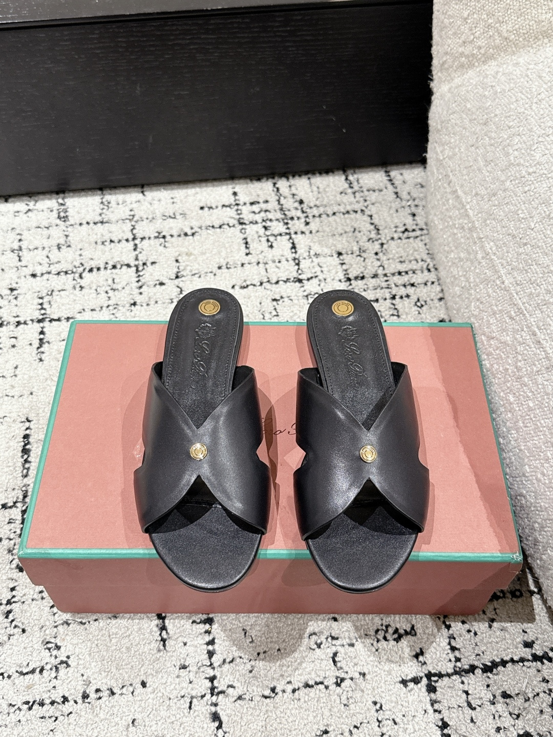 NO:263907,Loro Piana 25/ The latest Vera series in summer, flat bottom/high heels, sandals, new colors over colorful summer!  ——It is both casual and fashionable, and it can reveal quality and comfort without any intention. The cross-belt slippers are captured by its charm when they are on their feet, and they fall in love with them every minute. Material Imported cowhide foot pads Imported sheepskin Outsole Genuine leather outsole Size #35-41 (40.41 custom-made without return or exchange), slippers, loro piana, slippers, cowhide, sheepskin, Leather soles19860909Loro Piana 25/ 夏季最新Vera系列 平底/高跟 凉拖 新色过彩色的夏天！ ——既休闲又时髦,又能毫不刻意地透露出品质与舒适,交叉带拖鞋上脚就被它的魅力俘获,分分钟爱上 材质 进口牛皮 垫脚 进口羊皮 大底 真皮大底 Size #35-41（40.41定制不退换）,拖鞋,loro piana,slippers,cowhide,sheepskin,Leather soles,Women's Shoes