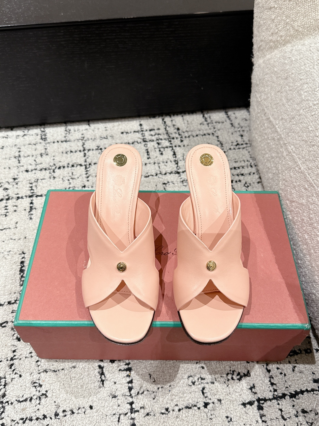 NO:263909,Loro Piana 25/ The latest Vera series in summer, flat bottom/high heels, sandals, new colors over colorful summer!  ——It is both casual and fashionable, and it can reveal quality and comfort without any intention. The cross-belt slippers are captured by its charm when they are on their feet, and they fall in love with them every minute. Material Imported cowhide foot pads Imported sheepskin Heel height: 8cm Outsole Genuine leather outsole Size #35-41 (40.41 custom-made non-return and exchange), slippers, loro piana, slippers, cowhide, sheepskin, Leather soles19860909Loro Piana 25/ 夏季最新Vera系列 平底/高跟 凉拖 新色过彩色的夏天！ ——既休闲又时髦,又能毫不刻意地透露出品质与舒适,交叉带拖鞋上脚就被它的魅力俘获,分分钟爱上 材质 进口牛皮 垫脚 进口羊皮 跟高:8cm 大底 真皮大底 Size #35-41（40.41定制不退换）,拖鞋,loro piana,slippers,cowhide,sheepskin,Leather soles,Women's Shoes