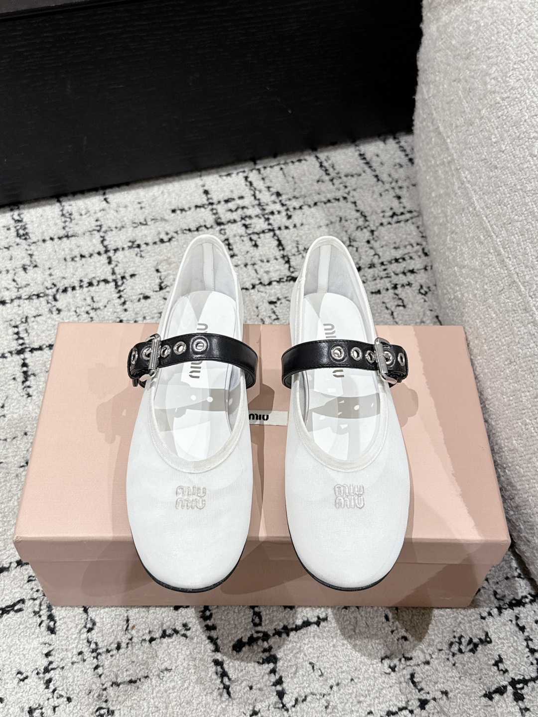 NO:448943,#Top version Miu Miu 25/Mu Miu hollow mesh ballet shoes single shoes Ms. Mu Miu Bow Decorative Satin Ballet Flat Shoes Exclusive High Edition Miu Mi*2025 Spring and Summer Ballet Mesh Flats Mary Jane Loafer Flats Zp Development Original flash sale on the market version Miu is really too girly!  Super soft and glutinous. If you like it, you can rush it!  Imported mesh on the upper size 35-39 (40. Customized without return or replacement) Sole original sole, single shoes, miumiu, loafers, mary jane, flats19860909#顶级版本 Miu Miu 25/缪缪镂空网面芭蕾鞋单鞋 缪缪女士蝴蝶结装饰缎面芭蕾舞平底鞋独家高版 Miu Mi*2025春夏芭蕾网纱平底玛丽珍乐福鞋平底Zp开发 原版秒杀市面版本 Miu真的太少女啦！超级软糯 喜欢可以冲了！ 鞋面进口网纱 码数35-39（40.定制不退不换） 鞋底原版鞋底,单鞋,miumiu,loafers,mary jane,flats,Women's Shoes