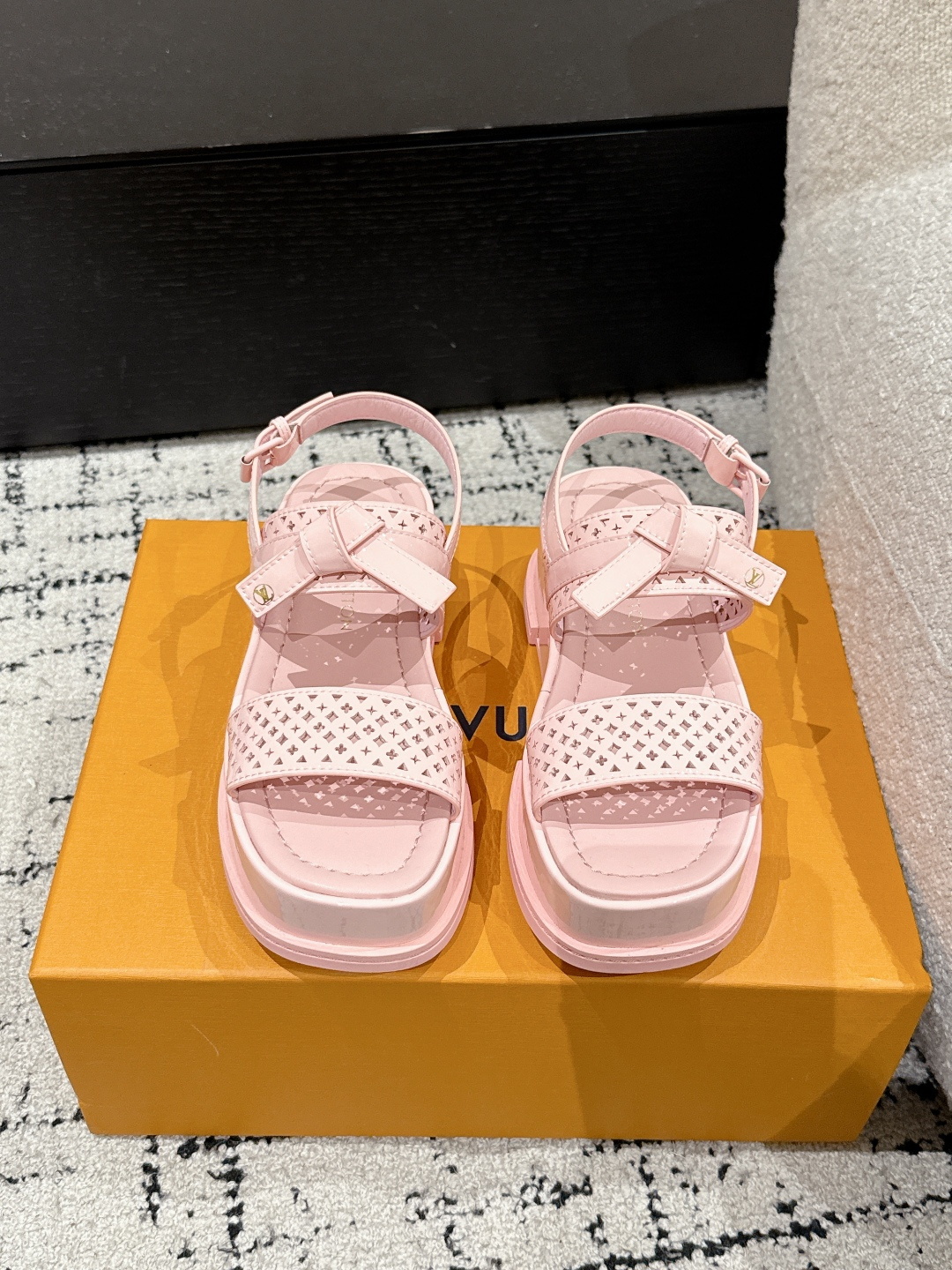 NO:387034,LOUIS VUITTON 25/ New summer Maya series denim patent leather square toe buckle one-strip sandals This Maya Flatform sandals are made of smooth cowhide and denim, allowing wide shoelaces to shuttle between the leather tongue, and then inject the brand essence with the metal LV Circle logo. Light leather thick sole perfect and elegant style Fabric: original patent leather/denim lining: original sheepskin sole: original combination sole Sole Thickness: 5cm Size: #35-41 (40.41 custom made without return), sandals, louis vuitton, louis vuitton,tom ford, sandals, cowhide, sheepskin19860909LOUIS VUITTON 25/ 夏季新款 Maya系列 牛仔布 漆皮 方头搭扣 一字带凉鞋 本款 Maya Flatform 凉鞋选用光滑牛皮革,牛仔布 令宽幅鞋带穿梭于皮革鞋舌之间,再以金属 LV Circle 标识注入品牌底蕴.轻盈皮革厚底完善雅致风范 面料: 原版漆皮/牛仔布 内里: 原版羊皮 鞋底: 原版组合底 底厚: 5cm Size: #35-41（40.41定做不退换）,凉鞋,louis vuitton,louis vuitton,tom ford,sandals,cowhide,sheepskin,Women's Shoes