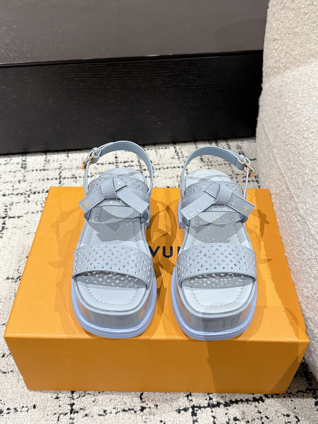 NO:387043,LOUIS VUITTON 25/ New summer Maya series punched square toe buckle one-strip sandals This Maya Flatform sandals are made of smooth cowhide and denim, allowing wide laces to shuttle between the leather tongue, and then inject the brand essence with the metal LV Circle logo. Light leather thick sole perfect and elegant style Fabric: original patent leather/denim lining: original sheepskin sole: original combination sole Thickness: 5cm Size: #35-41 (40.41 custom made without return), sandals, louis vuitton, louis vuitton,tom ford, sandals, cowhide, sheepskin19860909LOUIS VUITTON 25/ 夏季新款 Maya系列 冲孔 方头搭扣 一字带凉鞋 本款 Maya Flatform 凉鞋选用光滑牛皮革,牛仔布 令宽幅鞋带穿梭于皮革鞋舌之间,再以金属 LV Circle 标识注入品牌底蕴.轻盈皮革厚底完善雅致风范 面料: 原版漆皮/牛仔布 内里: 原版羊皮 鞋底: 原版组合底 底厚: 5cm Size: #35-41（40.41定做不退换）,凉鞋,louis vuitton,louis vuitton,tom ford,sandals,cowhide,sheepskin,Women's Shoes