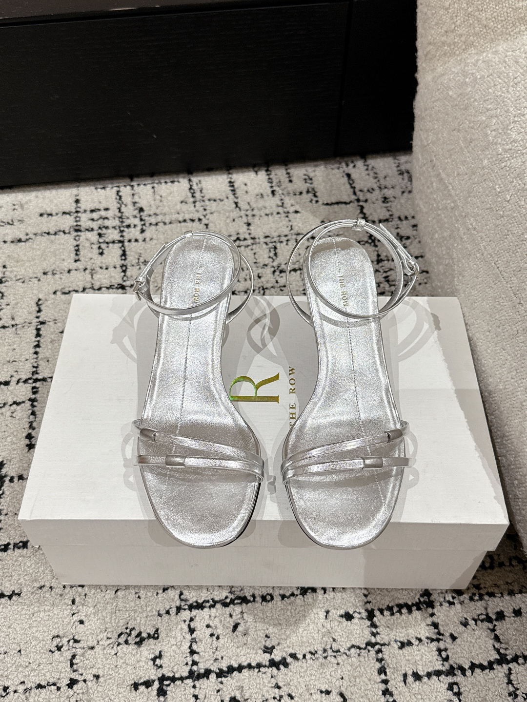 NO:448920,THE ROW trendy brand 25: Spring and summer new style cat heel thin strap sandals thin strap sandals are only worn TR as simple as ever, with super design sense, simple and smooth lines. Although there is no too much element embellishment, only two thin straps support uppers, it is really high-end and versatile. Sandals are super beautiful shoes. Light up the whole summer. Fabric: original customized sheepskin fabric. Inner: sheepskin inner sole: genuine leather injection molded sole. Size: #35-40 (40 custom made without return or exchange), high heels sandals, sandals, high heels, sheepskin19860909THE ROW潮牌 25: 春夏新款 猫跟 细带 凉鞋 细带凉鞋只服TR一如既往的简单,超强设计感,线条简洁流畅 虽然没有过多的元素点缀,只有两根细带支撑鞋面,但真的很高级很百搭 凉鞋极品 美不胜收的鞋 点亮整个夏日 面料: 原版订制羊皮面料 内里: 羊皮内里 大底: 真皮注塑大底 Size: #35-40（40定做不退换）,高跟鞋凉鞋,sandals,high heels,sheepskin,Women's Shoes