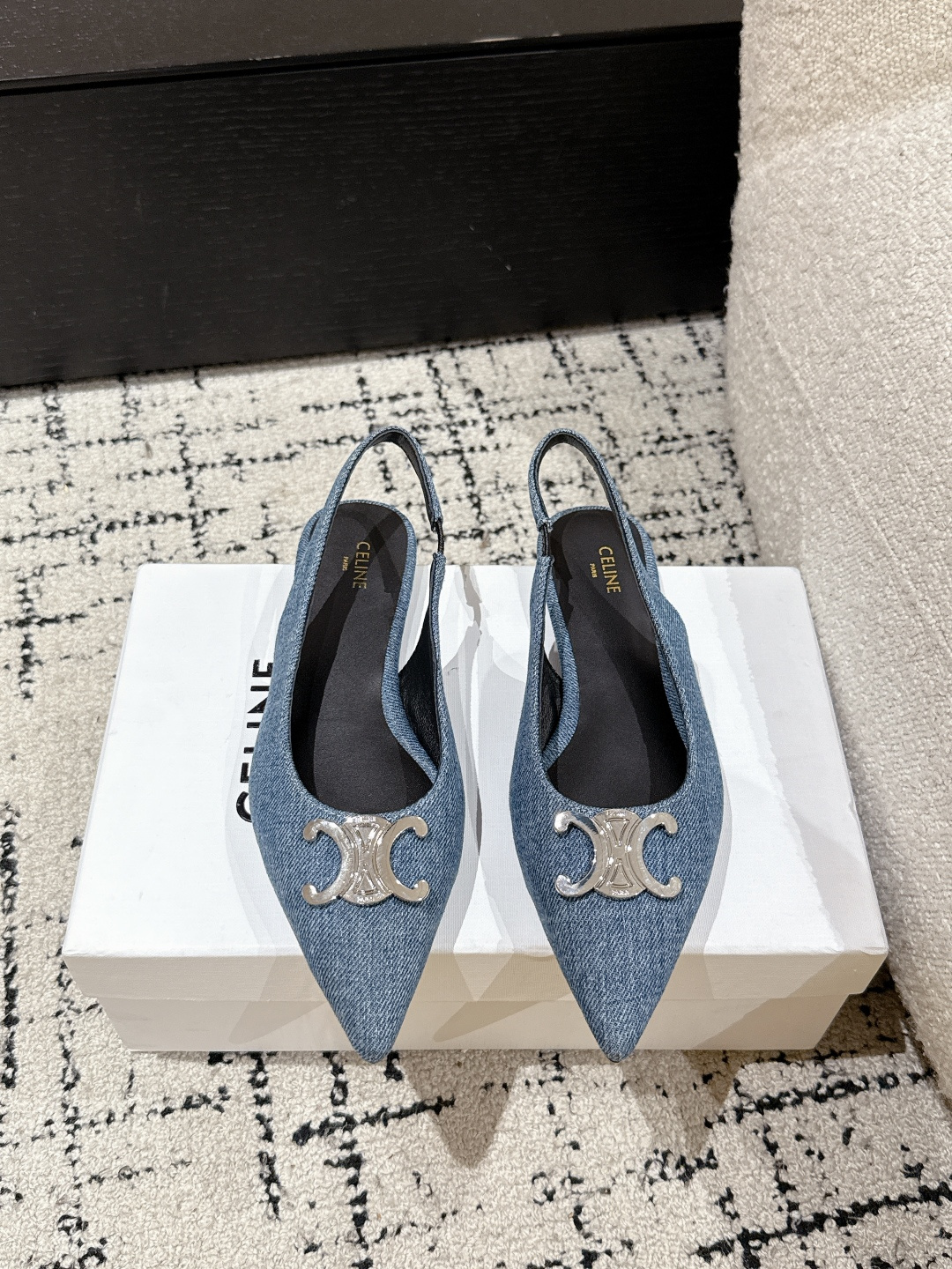 NO:417152,CELINE 25/ New summer color Arc de Triomphe denim flat heels/cat heels sandals Metal buckle empty back toe bag high heels sexy and elegant pointed toe shoes clean and neat. Increase the height to make legs thin, whether worn alone or with wide-leg pants, high street and retro. Let’s make CELINE girls. Imported denim fabric upper inner lining sheepskin lining original leather outsole Size#35-40 (40 custom made no return or exchange), sandals, celine, celine, sandals, high heels, sheepskin, Leather soles19860909CELINE思琳赛琳 25/ 夏季新色 凯旋门 牛仔 平跟/猫跟凉鞋 金属扣后空包头高跟鞋性感气质尖头单鞋干净利落 增高显腿细,无论是单穿还是搭配阔腿裤,高街又复古 一起来做CELINE女孩 鞋面进口牛仔布面料 内里羊皮内里 大底原版真皮大底 Size#35-40（40订做不退换）,凉鞋,celine,celine,sandals,high heels,sheepskin,Leather soles,Women's Shoes