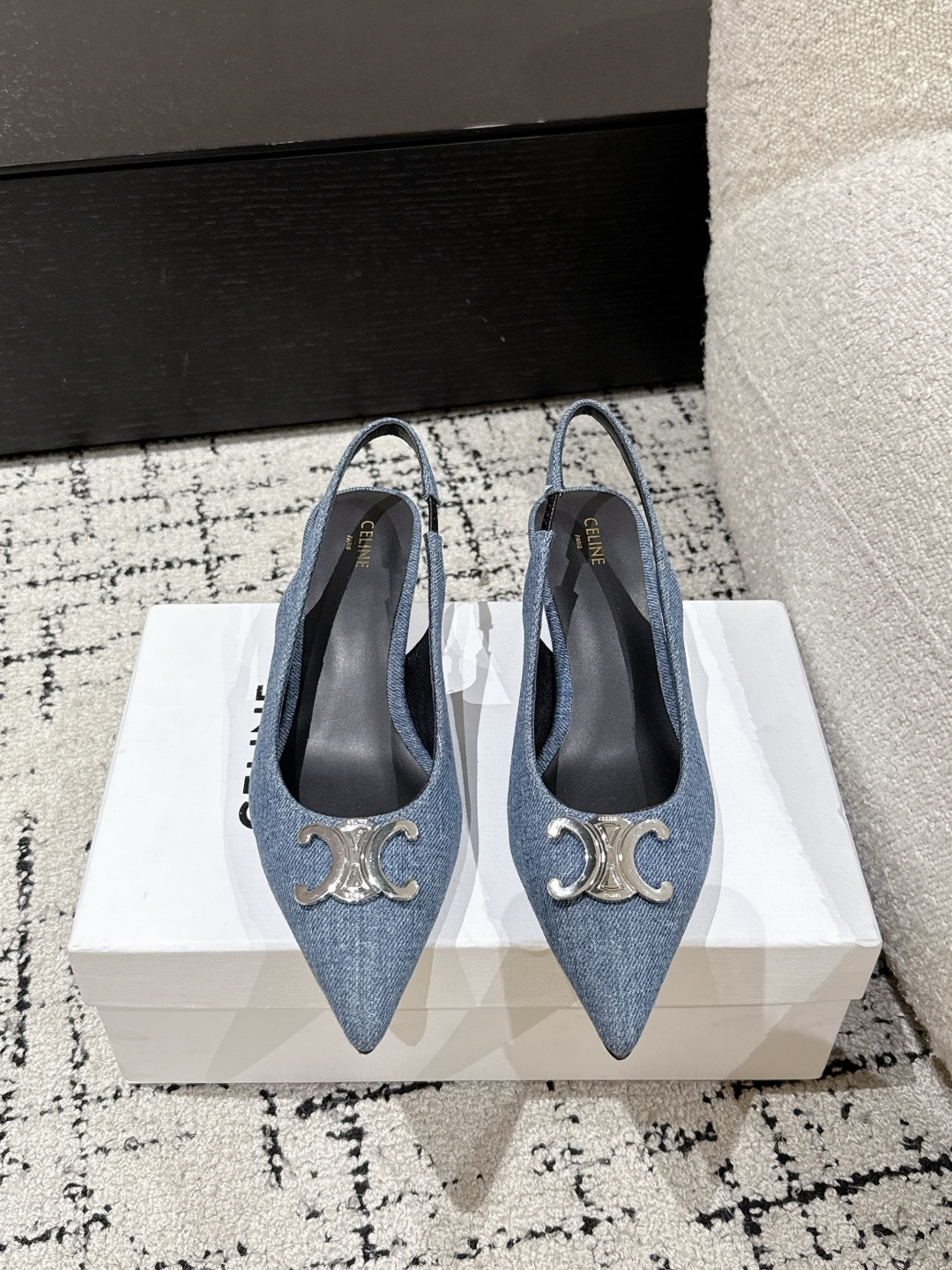 NO:448946,CELINE 25/ New summer color Arc de Triomphe denim flat heels/cat heels sandals Metal buckle empty back toe bag high heels sexy and elegant pointed toe shoes clean and neat. Increase the height to make legs thin, whether worn alone or with wide-leg pants, high street and retro. Let’s make CELINE girls. Imported denim fabric upper, inner lining, sheepskin, outsole original leather outsole Size#35-40 (40 custom made, no return or exchange), high heels sandals, celine, celine, sandals, high heels, sheepskin, Leather soles19860909CELINE思琳赛琳 25/ 夏季新色 凯旋门 牛仔 平跟/猫跟凉鞋 金属扣后空包头高跟鞋性感气质尖头单鞋干净利落 增高显腿细,无论是单穿还是搭配阔腿裤,高街又复古 一起来做CELINE女孩 鞋面进口牛仔布面料 内里羊皮内里 大底原版真皮大底 Size#35-40（40订做不退换）,高跟鞋凉鞋,celine,celine,sandals,high heels,sheepskin,Leather soles,Women's Shoes