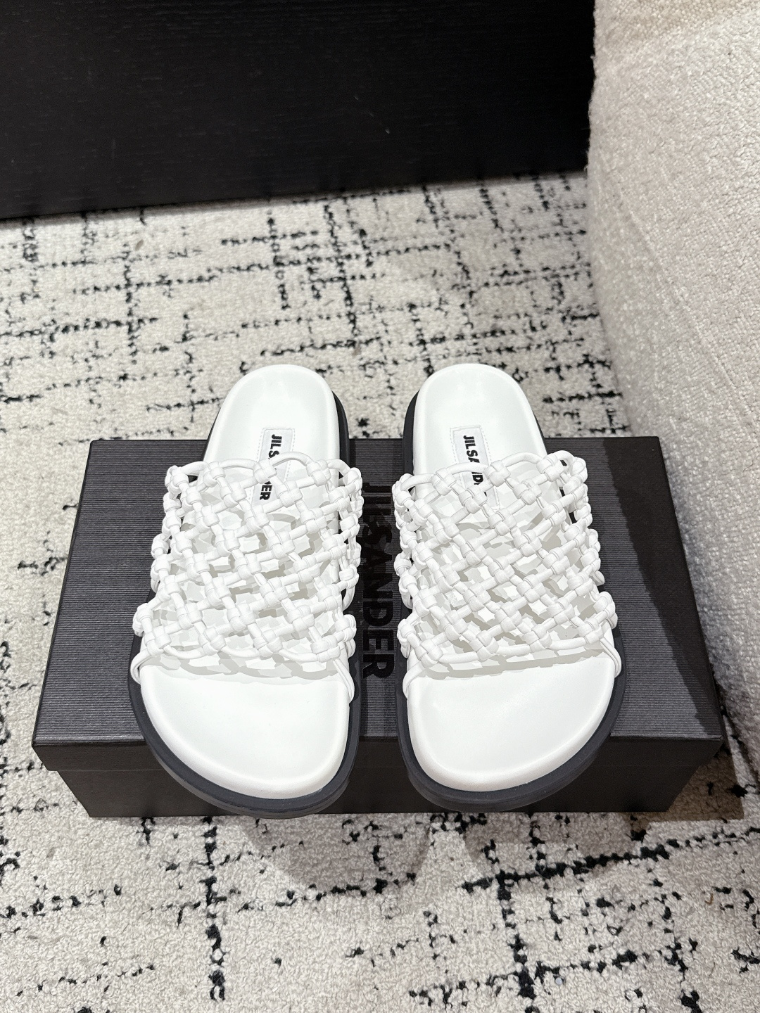 NO:448970,JIL SANDER 25/ Spring and Summer Latest Wearing Leather Net Slippers Jennie Concert Wearing Style · Ordering Super Jue Will Not Regret When You Close Your Eyes, Matching Still Salty or Sweet (ZP Customized True Edition Mid-Solar) Customized Upper Imported Calfskin Foot-up Sheepskin Sole Italian Leather Outsole Size#35-40 (40 Customized No Return and Exchange), Slippers, jil sander, jil sander, slippers, cowhide, sheepskin, Leather Soles19860909JIL SANDER吉尔桑达 25/ 春夏最新 编织 皮网 拖鞋 jennie演唱会穿着用款·订购火爆超级jue闭眼入都是不会后悔·搭配还是可咸可甜（ZP订制真正对版中大底） 鞋面定制进口小牛皮 垫脚羊皮 鞋底意大利真皮大底 Size#35-40(40定做不退换),拖鞋,jil sander,jil sander,slippers,cowhide,sheepskin,Leather soles,Women's Shoes