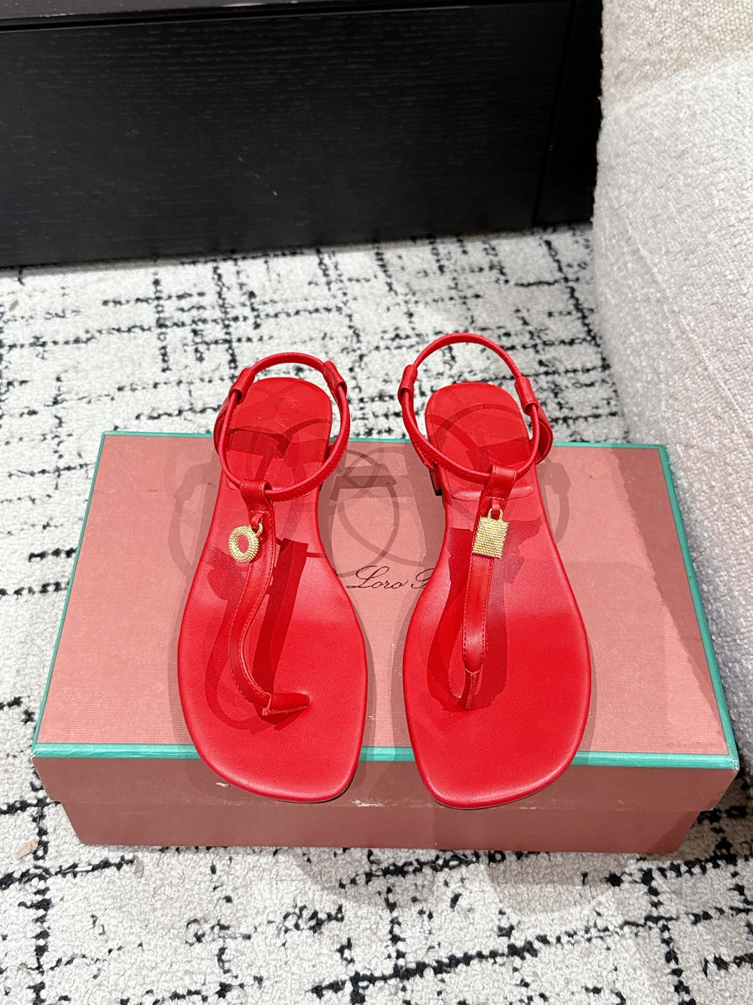 NO:448957,#Top version LoroPiana LP 55/ Spring and summer flat heel pendant foot-pinning strokes New colors over colorful summer!  ——It is both casual and fashionable, and it can reveal quality and comfort without any intention!  Lock-tag fringed sandals are captured by its charm when they are on their feet, and they fall in love with each other every minute Material Imported sheepskin footbed Imported sheepskin Outsole Genuine leather outsole Size #35-41 (40.41 custom-made non-return and exchange), split-toed shoes, loro piana, loro piana, slippers, sheepskin, Leather soles19860909#顶级版本 LoroPiana LP 55/ 春夏 平跟 吊坠 夹脚拖 新色过彩色的夏天！ ——既休闲又时髦,又能毫不刻意地透露出品质与舒适！锁扣流苏凉拖鞋上脚就被它的魅力俘获,分分钟爱上 材质 进口羊皮 垫脚 进口羊皮 大底 真皮大底 Size #35-41（40.41定制不退换）,分趾鞋,loro piana,loro piana,slippers,sheepskin,Leather soles,Women's Shoes