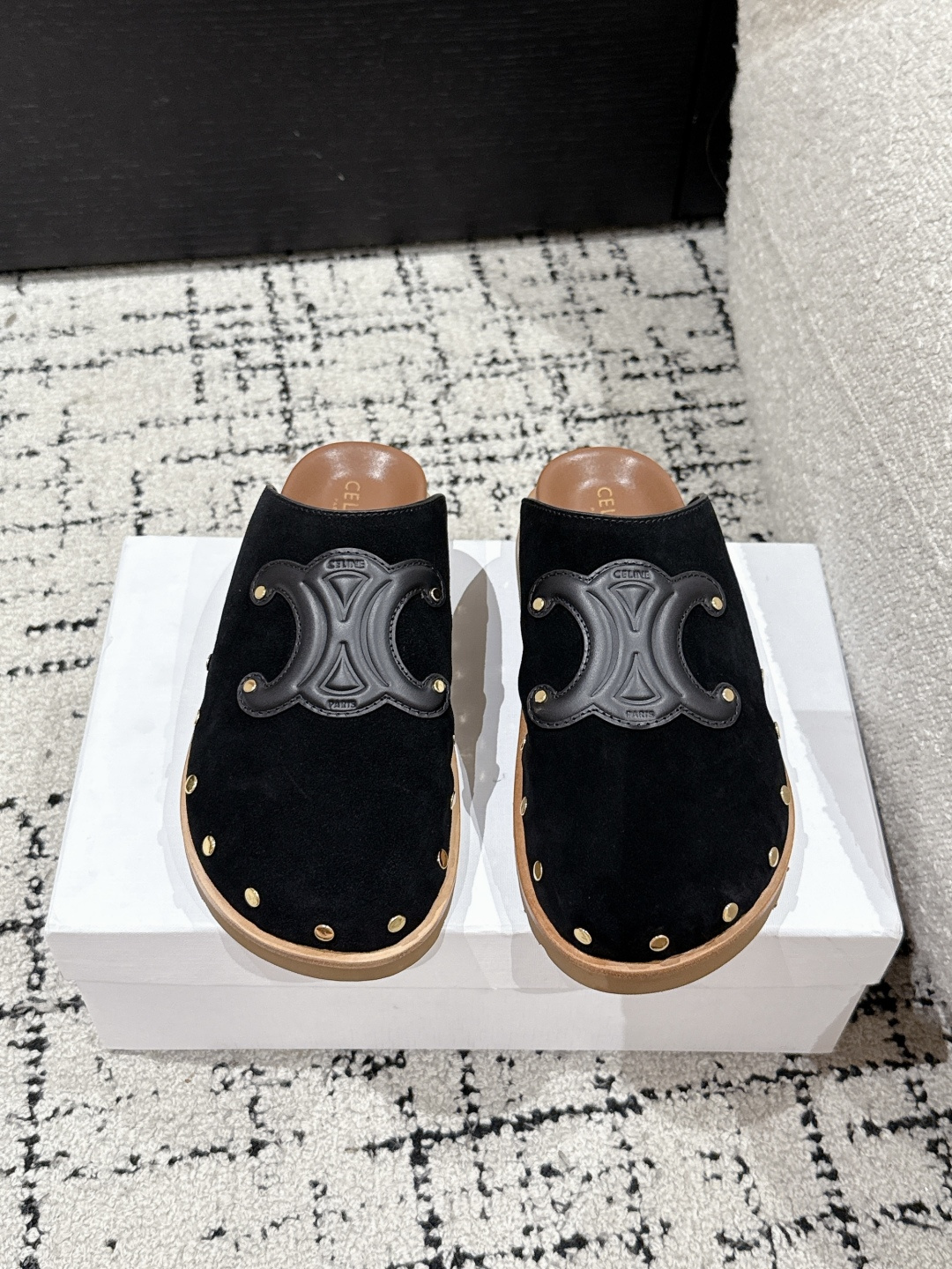 NO:448968,Celine 25/ Spring and summer new Arc de Triomphe, Willow Ding, Birken, Baotou Tow, French brown, like the warm tone of the left bank cafe, classic and charming, easy to adapt to various summer looks. The texture of the fur is unique, worn at barefoot, and the delicate touch spreads from the soles of the feet, fashionable and comfortable. The simple shoe shape is smooth and elegant, and it is inadvertently modified. It is easy to wear at home and on the street, and it is easy to grasp the essence of French lazy. It is full of high-end feeling. Internet celebrity ins grass planting artifact, very retro style, full of aura, and very novel design style, high-end and very comfortable. The imprinted celine logo shows the brand's charm. The original imported suede, inner sheepskin, and the original super light foamed bottom  Size35-42 (40.41.42 customization without return or exchange), semi-drag, celine, celine, sheepskin, chamois leather19860909Celine 赛琳25/ 春夏新款 凯旋门 柳钉 勃肯 包头拖 法式咖色,像是左岸咖啡馆的暖调,经典又迷人,轻松适配各种夏日look.翻毛皮质感独特,光脚穿,细腻触感从脚底蔓延,时髦 又惬意. 简约鞋型流畅优雅,不经意间修饰脚型.宅家、出街都好穿,轻松拿捏法式慵懒精髓. 高级感十足 网红ins种草神器、非常复古风、气场十足单品、设计风格非常新颖、高档且非常舒适.压印celine标志彰显品牌魅力 面料原版进口麂皮 内里羊皮 大底原版超轻发泡大底 Size35-42（40.41.42定制不退换）,半拖,celine,celine,sheepskin,chamois leather,Women's Shoes